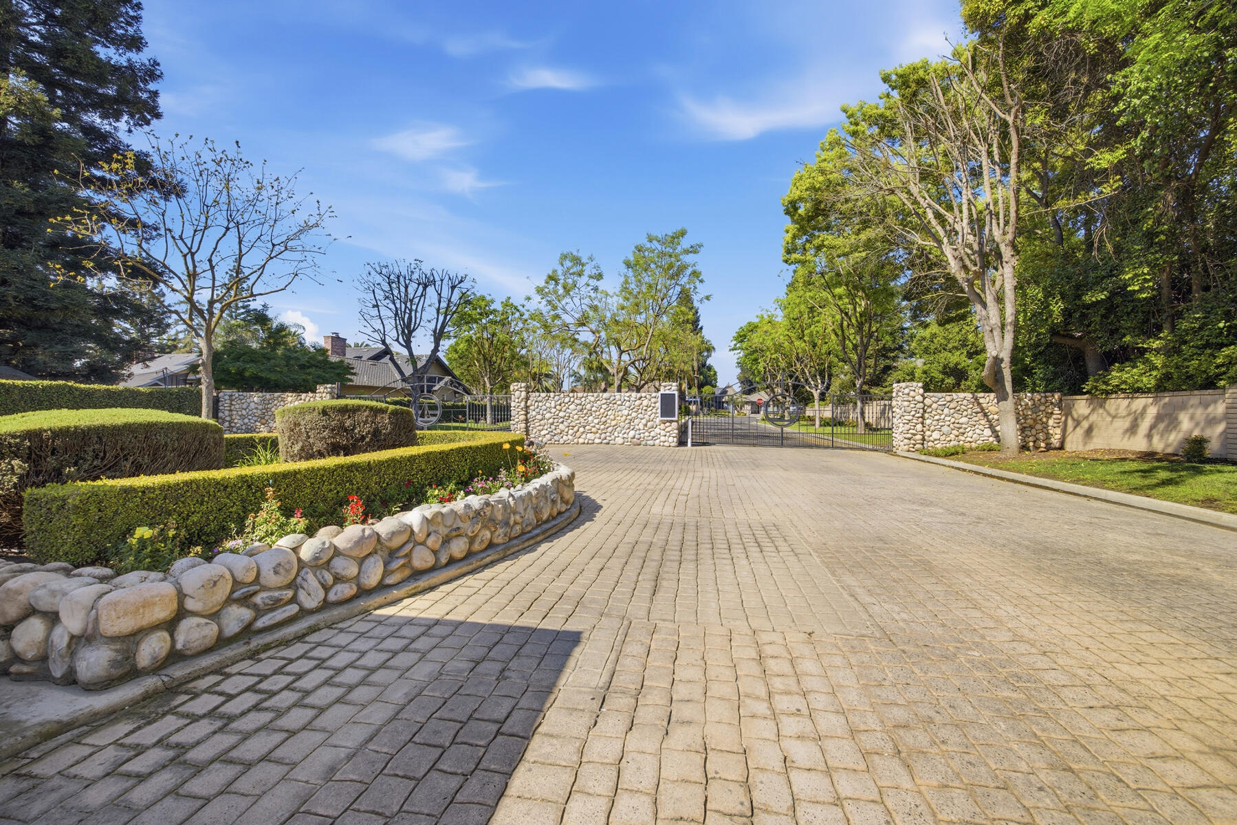 1700 N Roeben Dr, Visalia, CA 93291