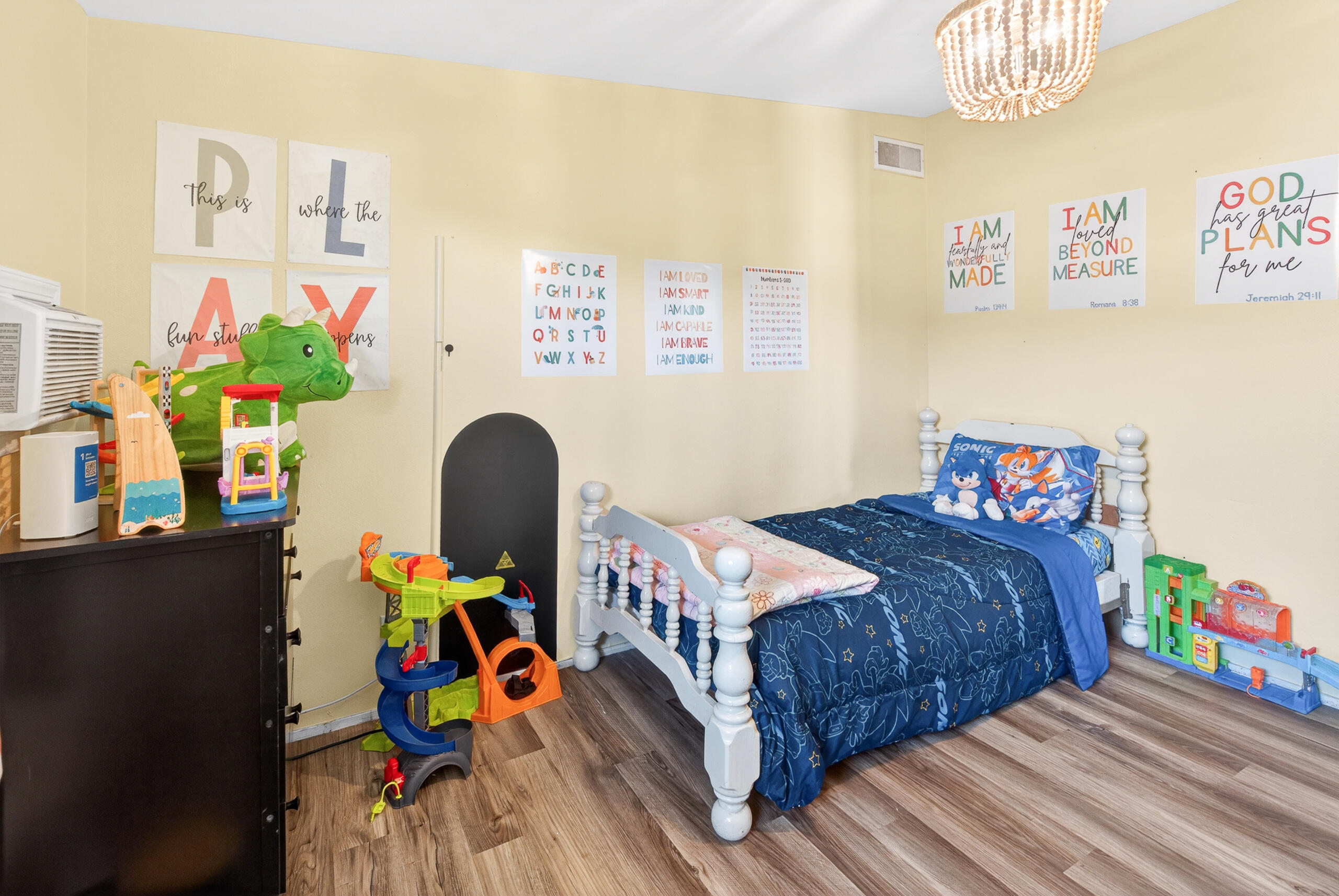 915 Neville St, Hanford, CA 93230