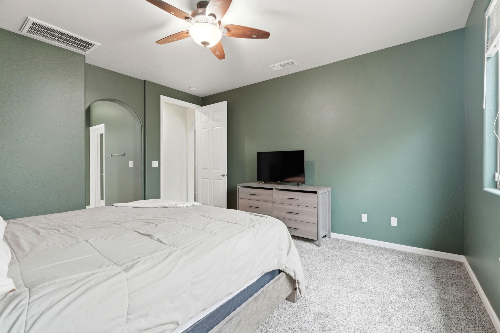 1428 N Leila St, Visalia, CA 93291