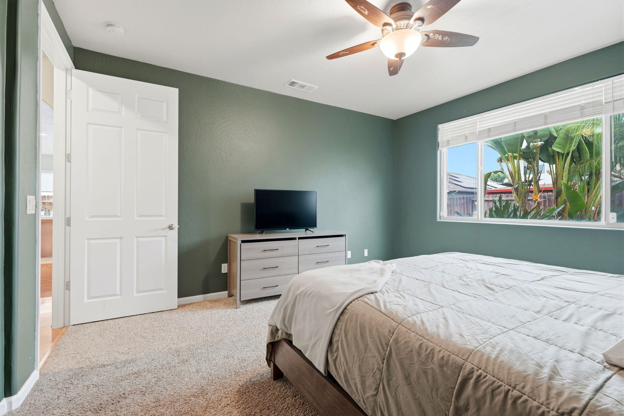 1428 N Leila St, Visalia, CA 93291