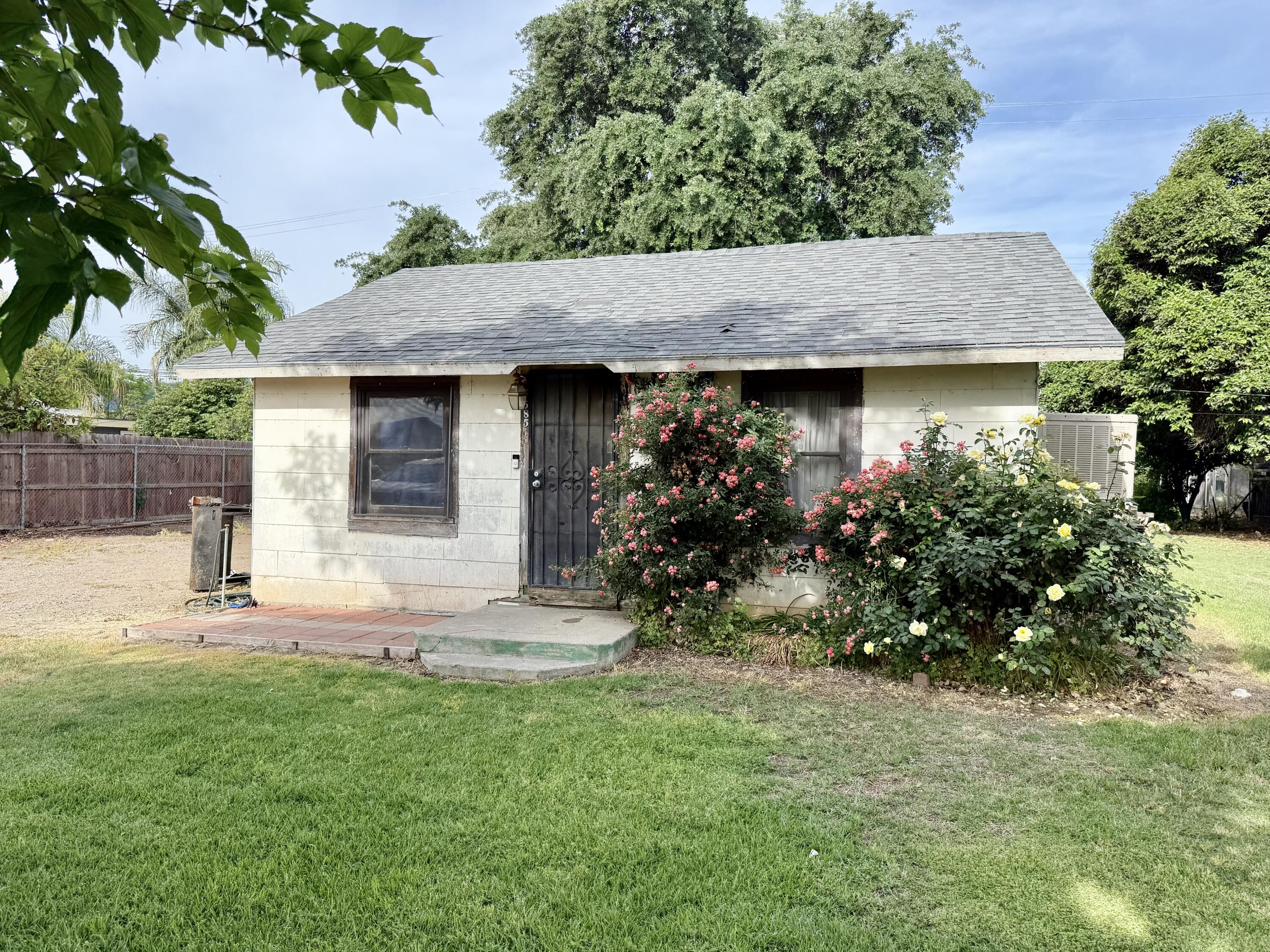 585 S Valencia Blvd, Woodlake, CA 93286