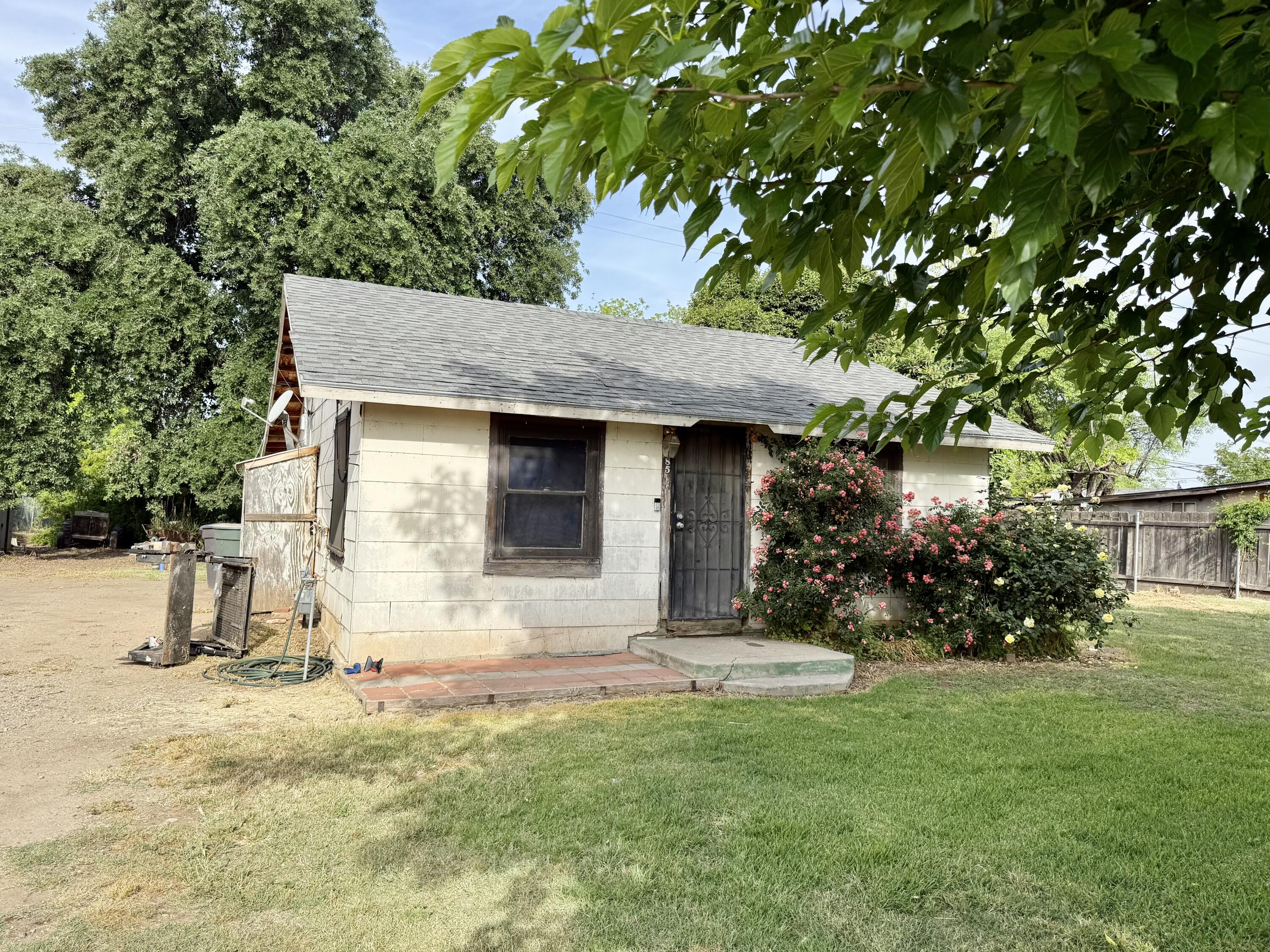 585 S Valencia Blvd, Woodlake, CA 93286