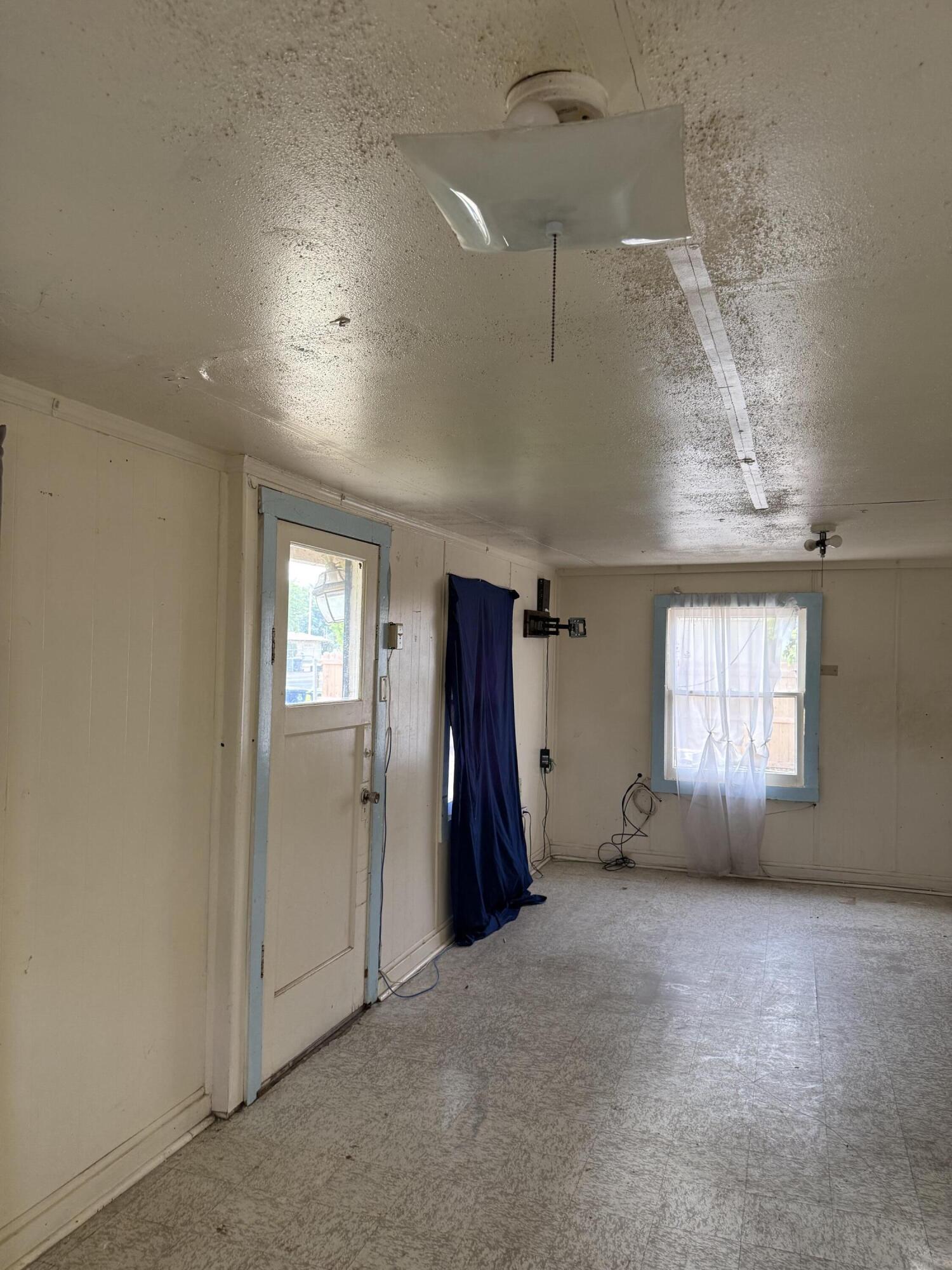 585 S Valencia Blvd, Woodlake, CA 93286