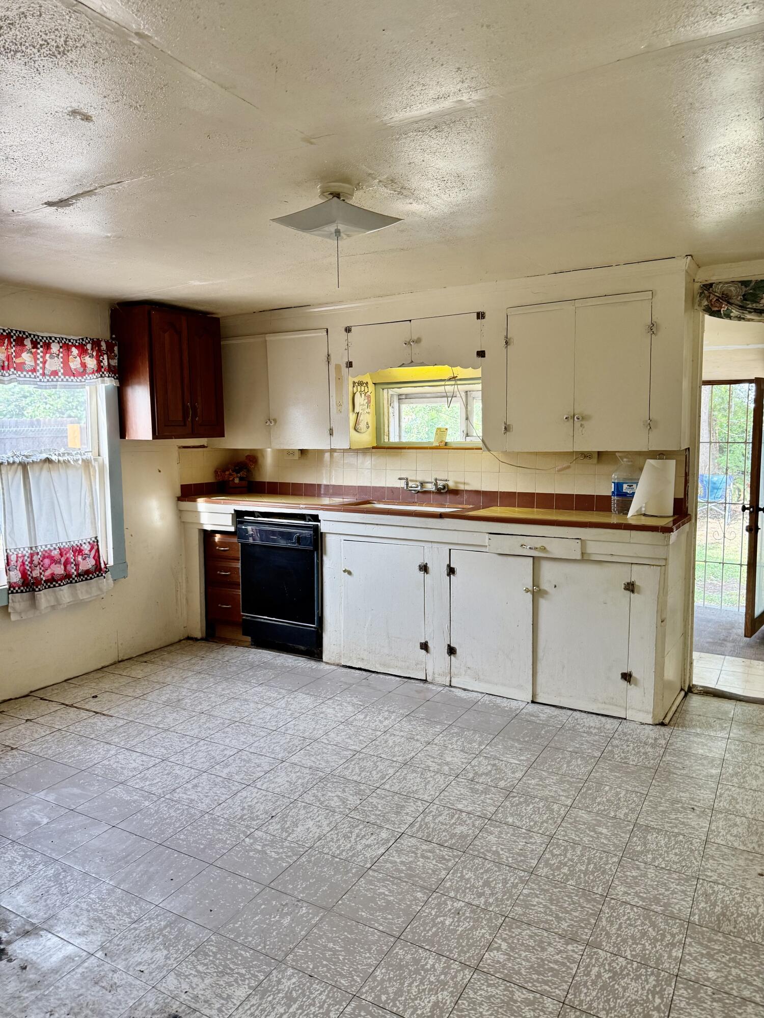 585 S Valencia Blvd, Woodlake, CA 93286