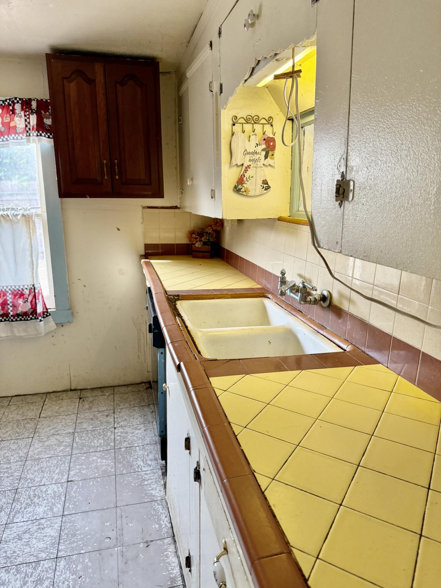 585 S Valencia Blvd, Woodlake, CA 93286