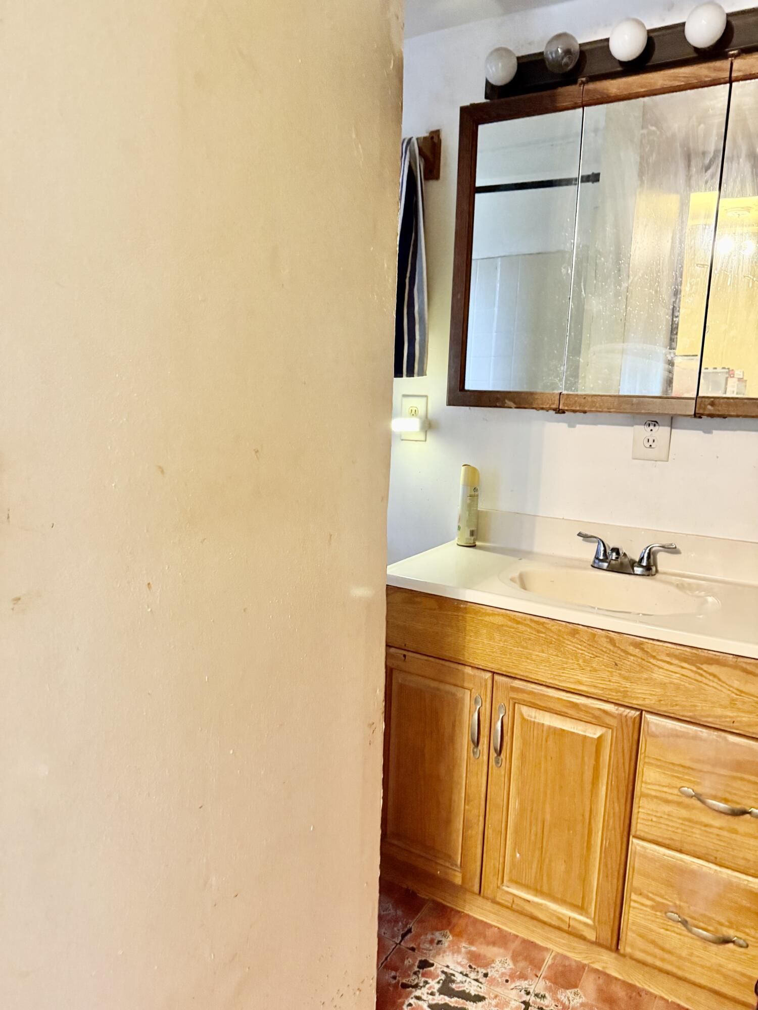 585 S Valencia Blvd, Woodlake, CA 93286