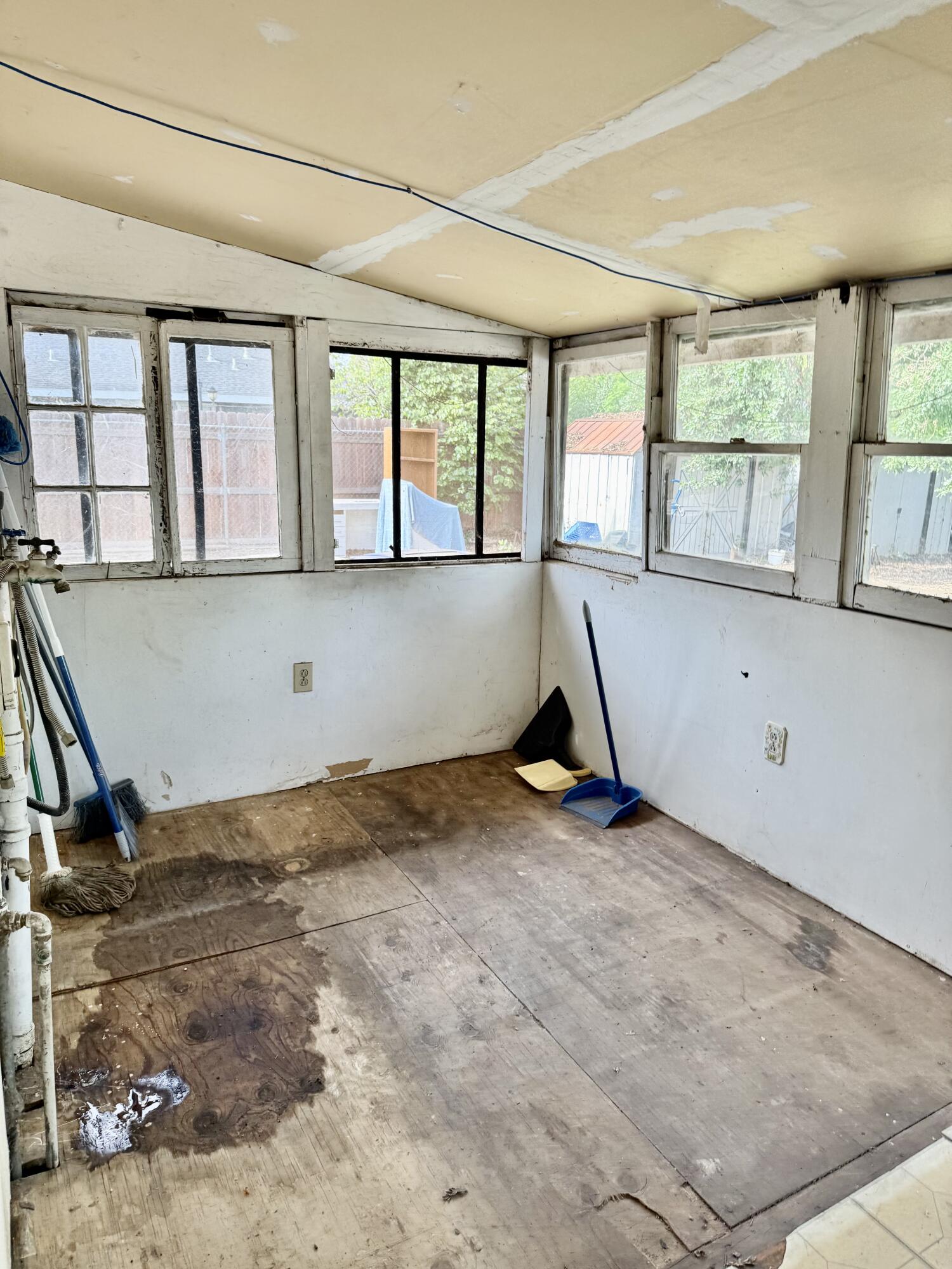 585 S Valencia Blvd, Woodlake, CA 93286