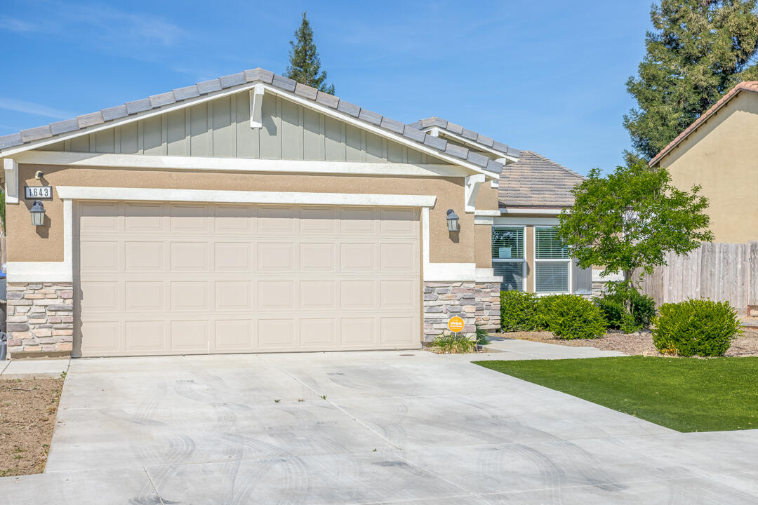 1643 N Grand Ct, Visalia, CA 93292