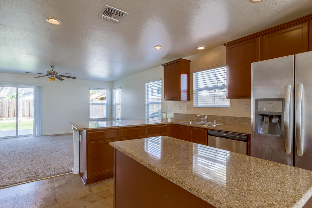 1643 N Grand Ct, Visalia, CA 93292