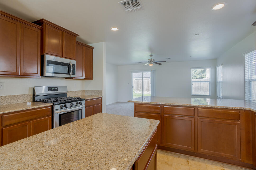 1643 N Grand Ct, Visalia, CA 93292