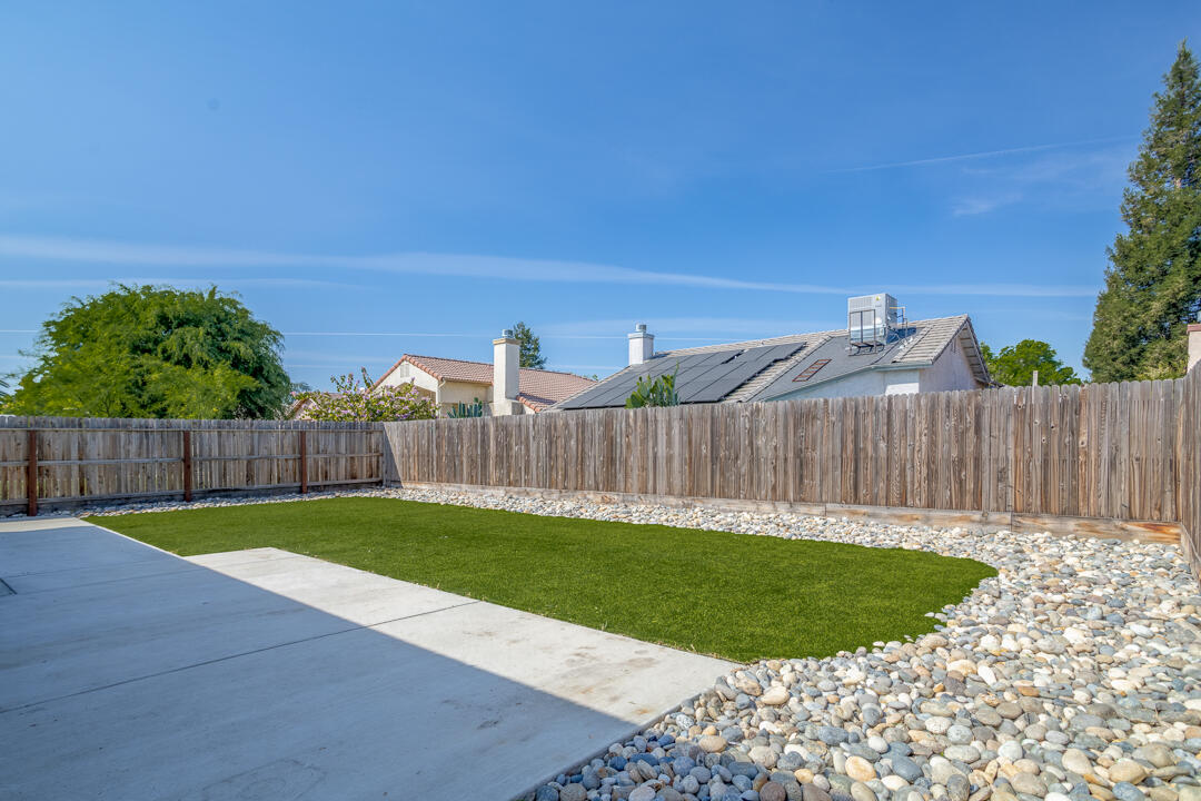 1643 N Grand Ct, Visalia, CA 93292