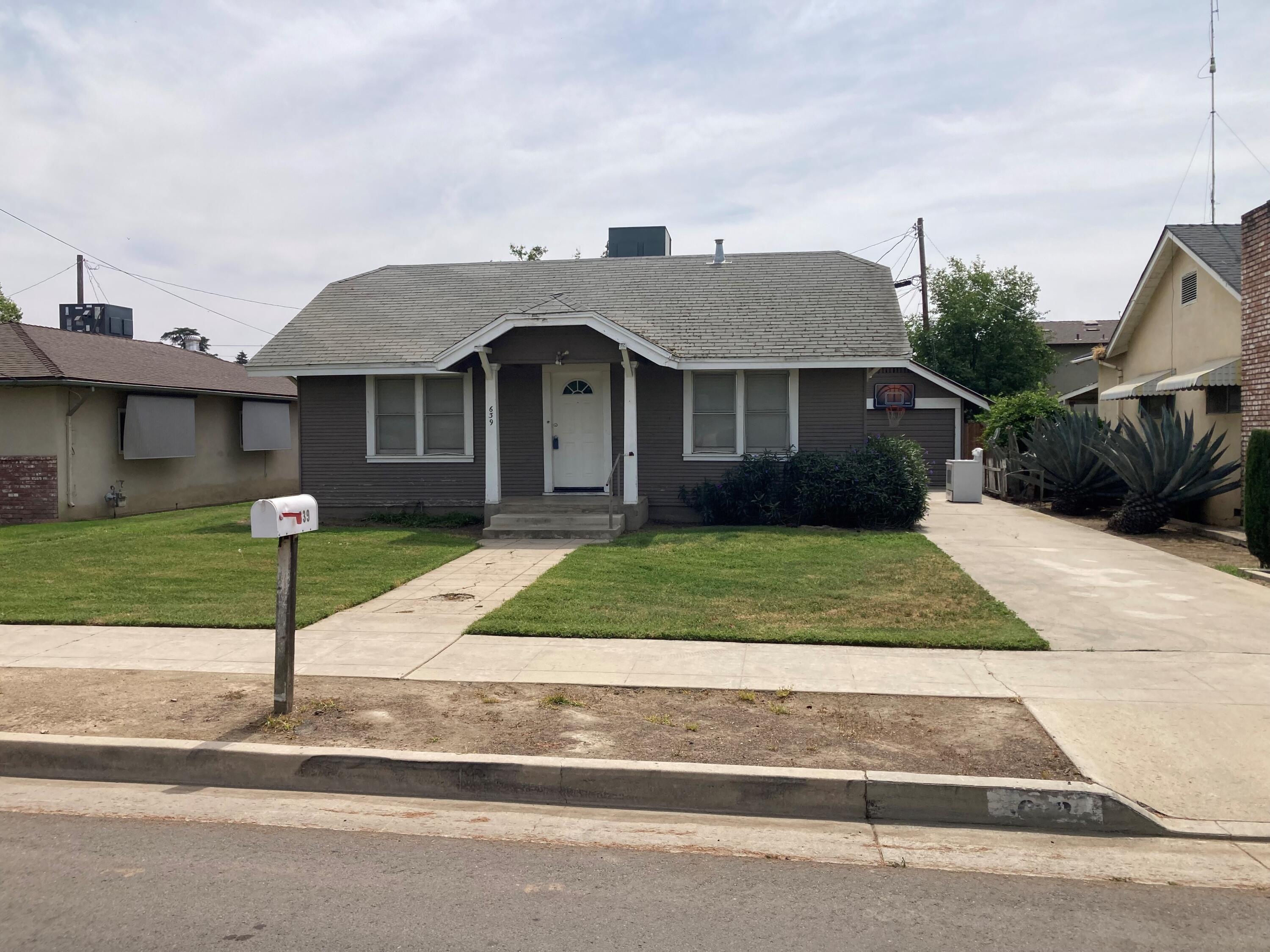 639 E San Joaquin Ave, Tulare, CA 93274