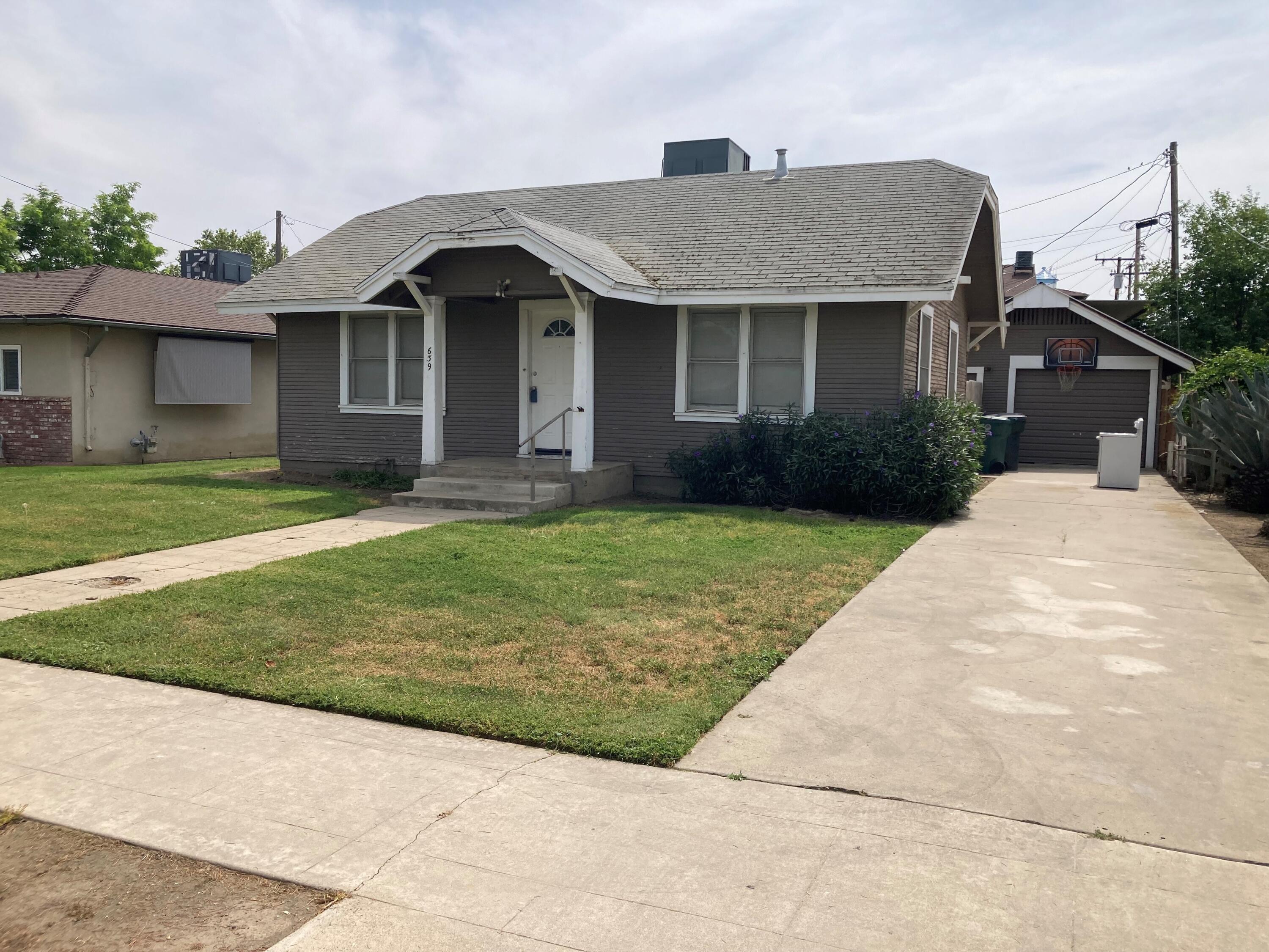 639 E San Joaquin Ave, Tulare, CA 93274