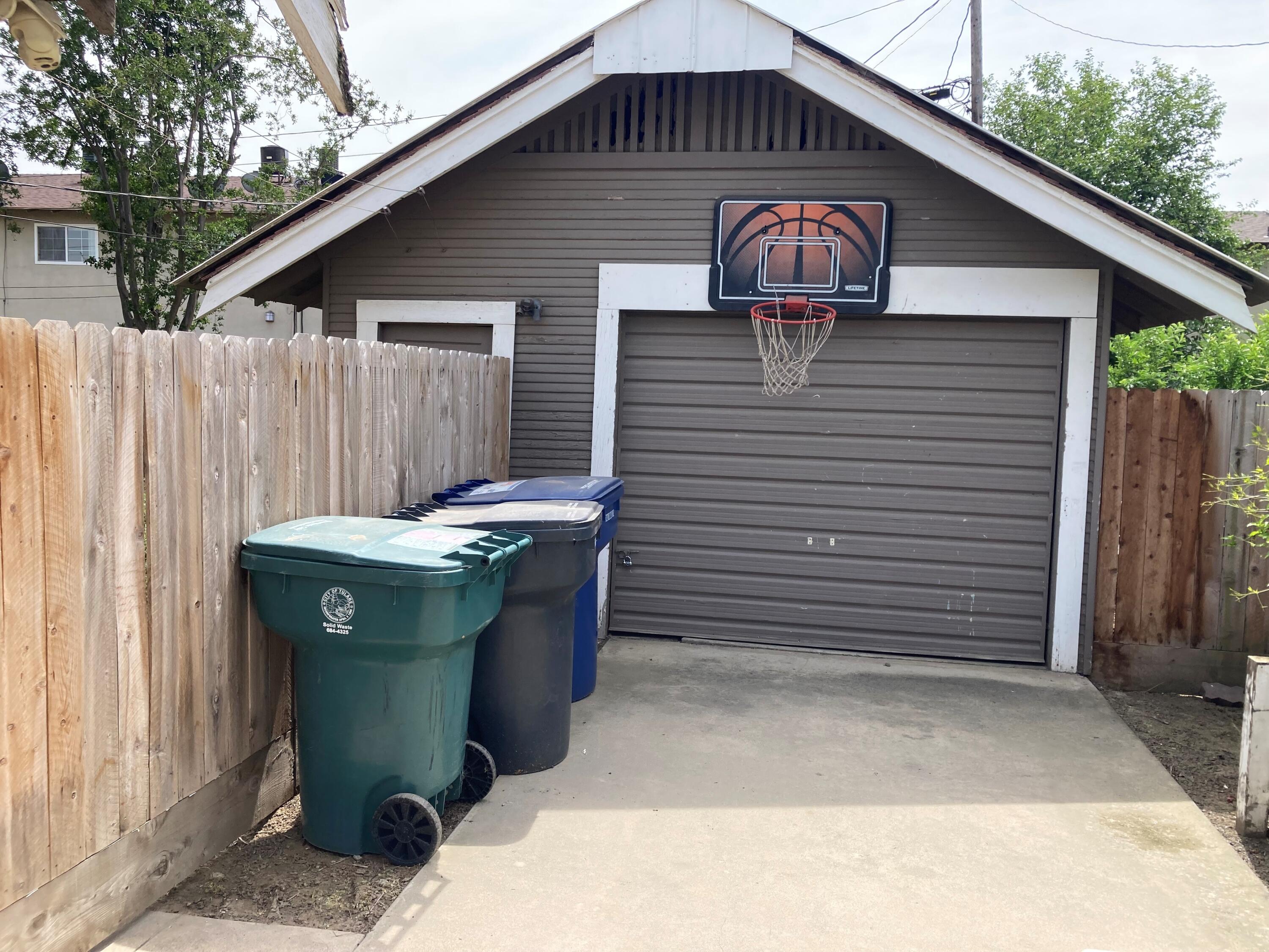 639 E San Joaquin Ave, Tulare, CA 93274