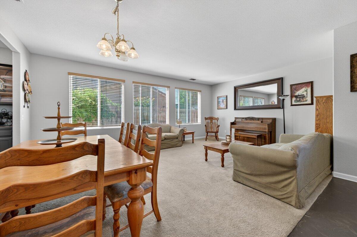 5821 W Sunnyview Ave, Visalia, CA 93291