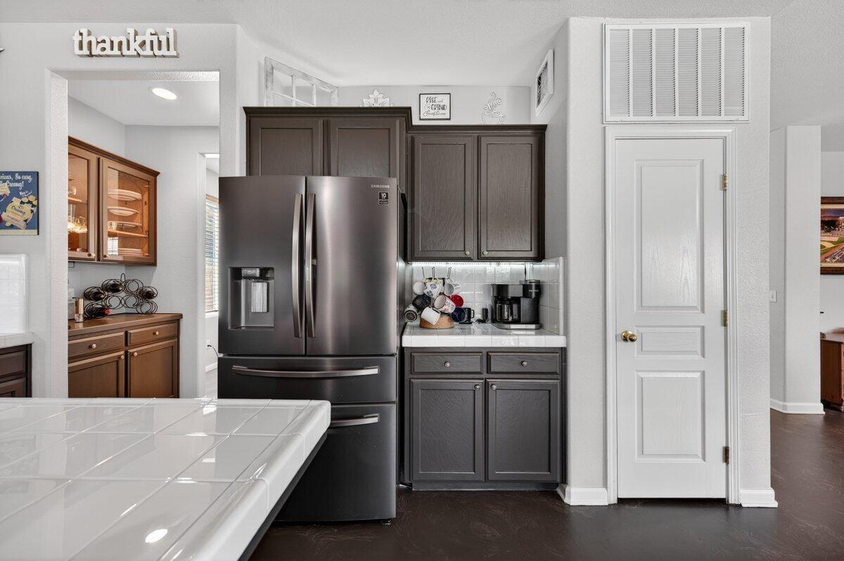 5821 W Sunnyview Ave, Visalia, CA 93291