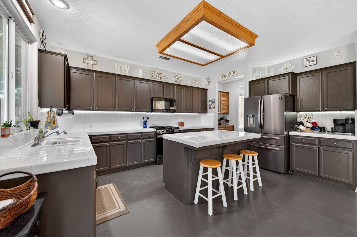 5821 W Sunnyview Ave, Visalia, CA 93291