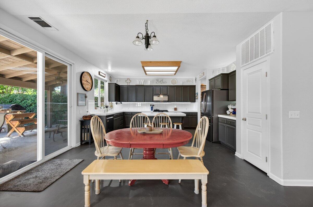 5821 W Sunnyview Ave, Visalia, CA 93291