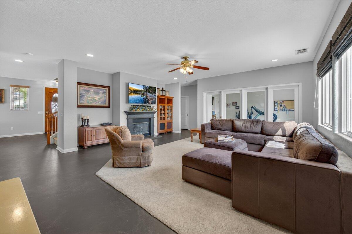 5821 W Sunnyview Ave, Visalia, CA 93291