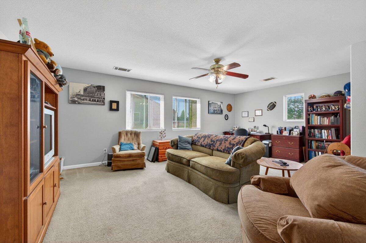 5821 W Sunnyview Ave, Visalia, CA 93291