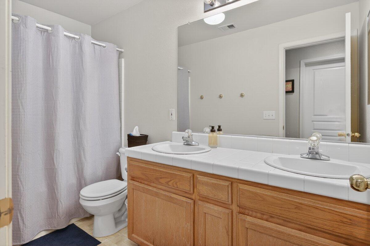 5821 W Sunnyview Ave, Visalia, CA 93291