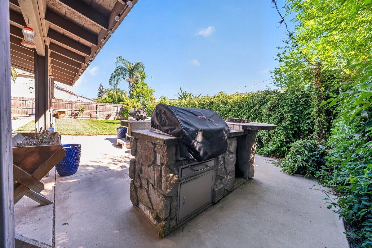 5821 W Sunnyview Ave, Visalia, CA 93291