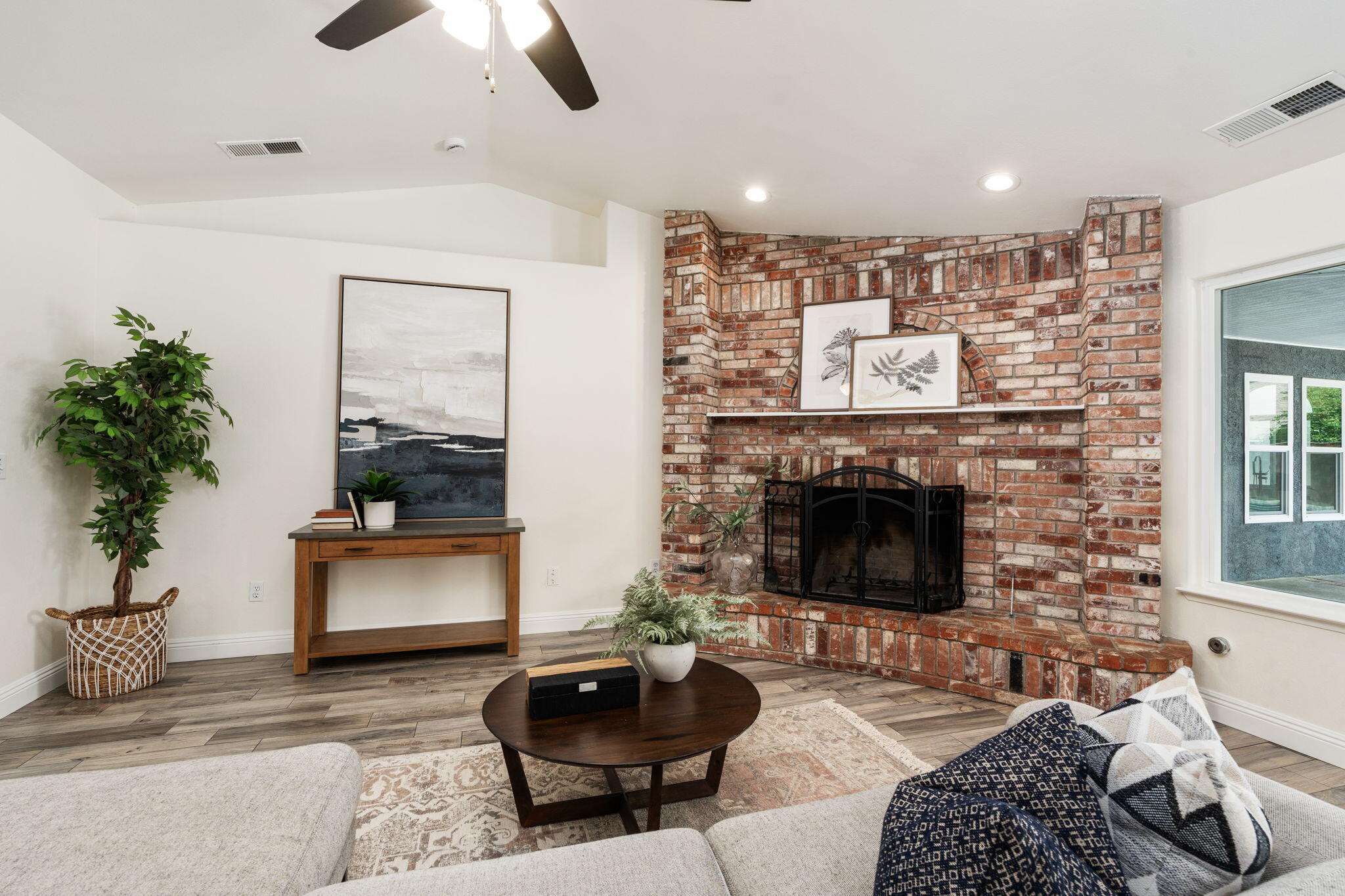 2371 Sophia Ln, Kingsburg, CA 93631