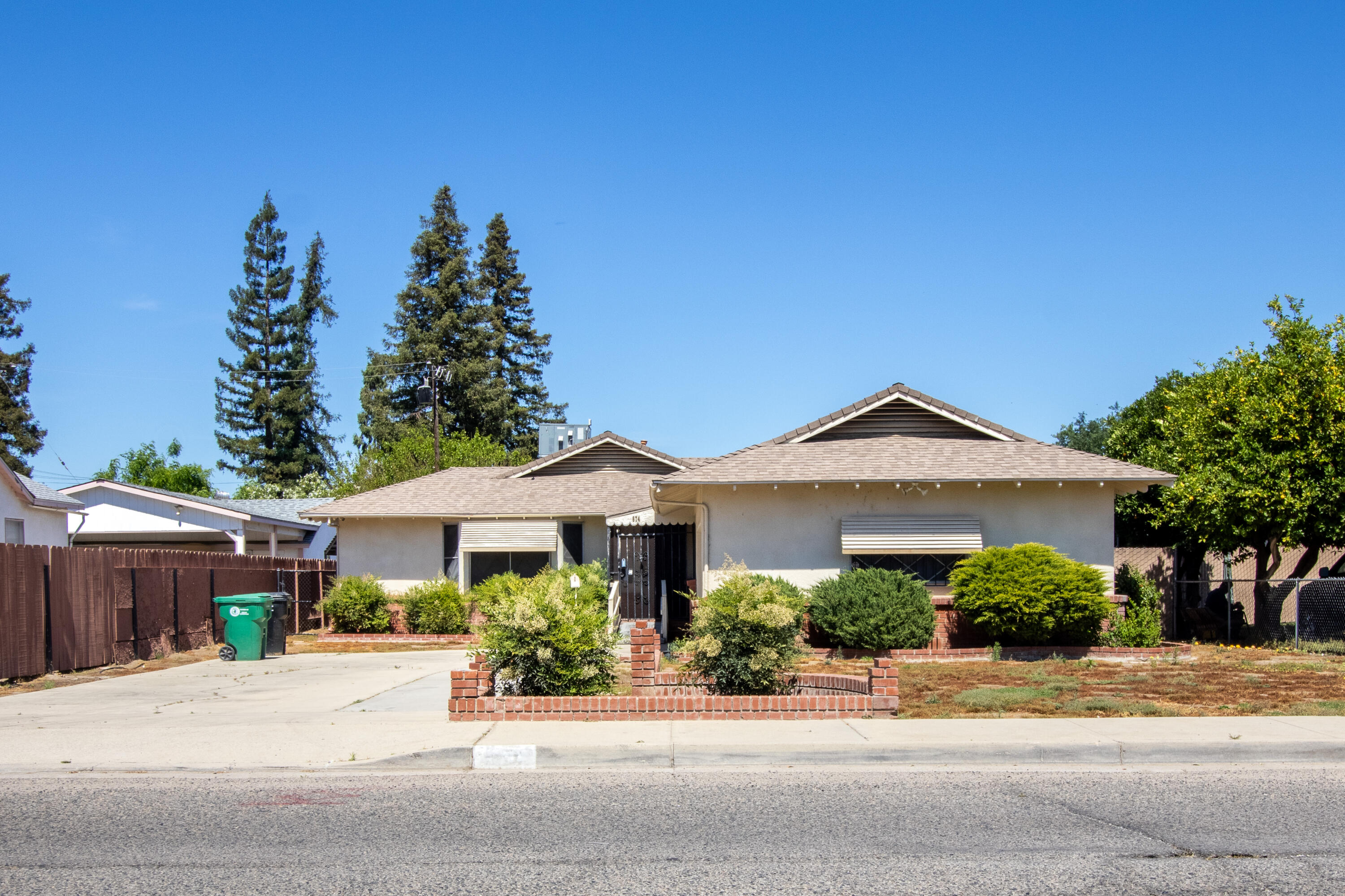 674 W Putnam Ave, Porterville, CA 93257