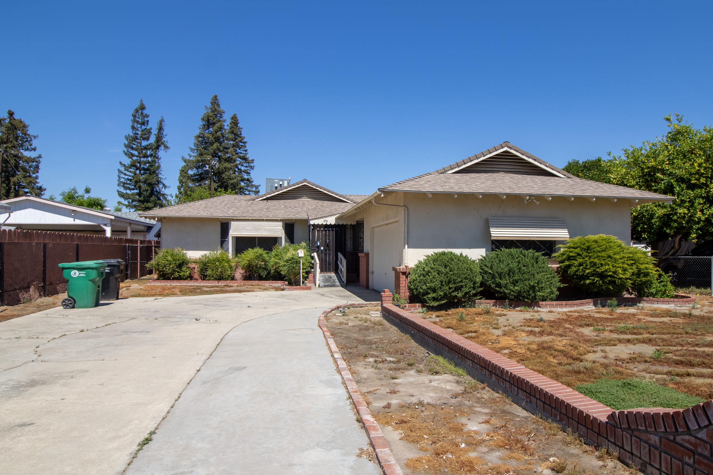 674 W Putnam Ave, Porterville, CA 93257