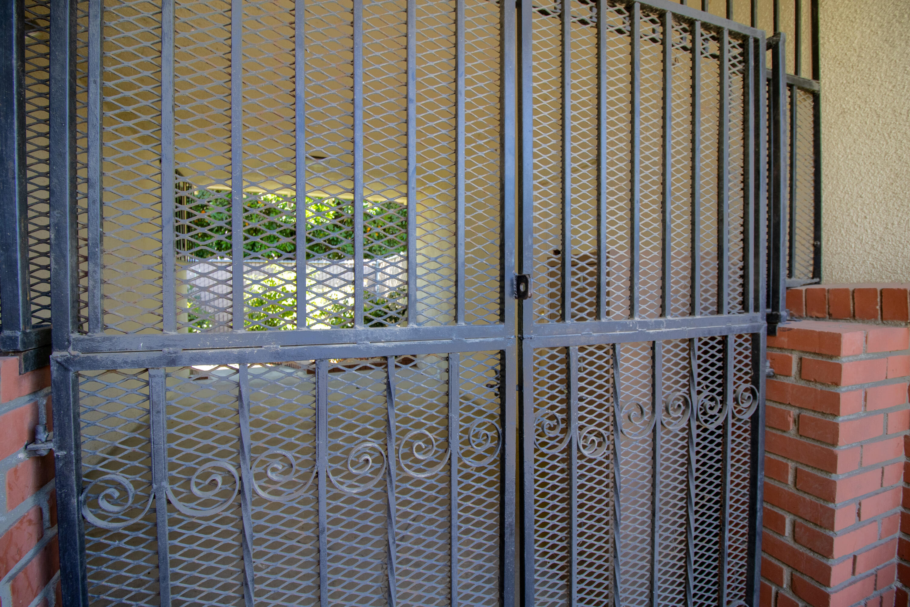 674 W Putnam Ave, Porterville, CA 93257