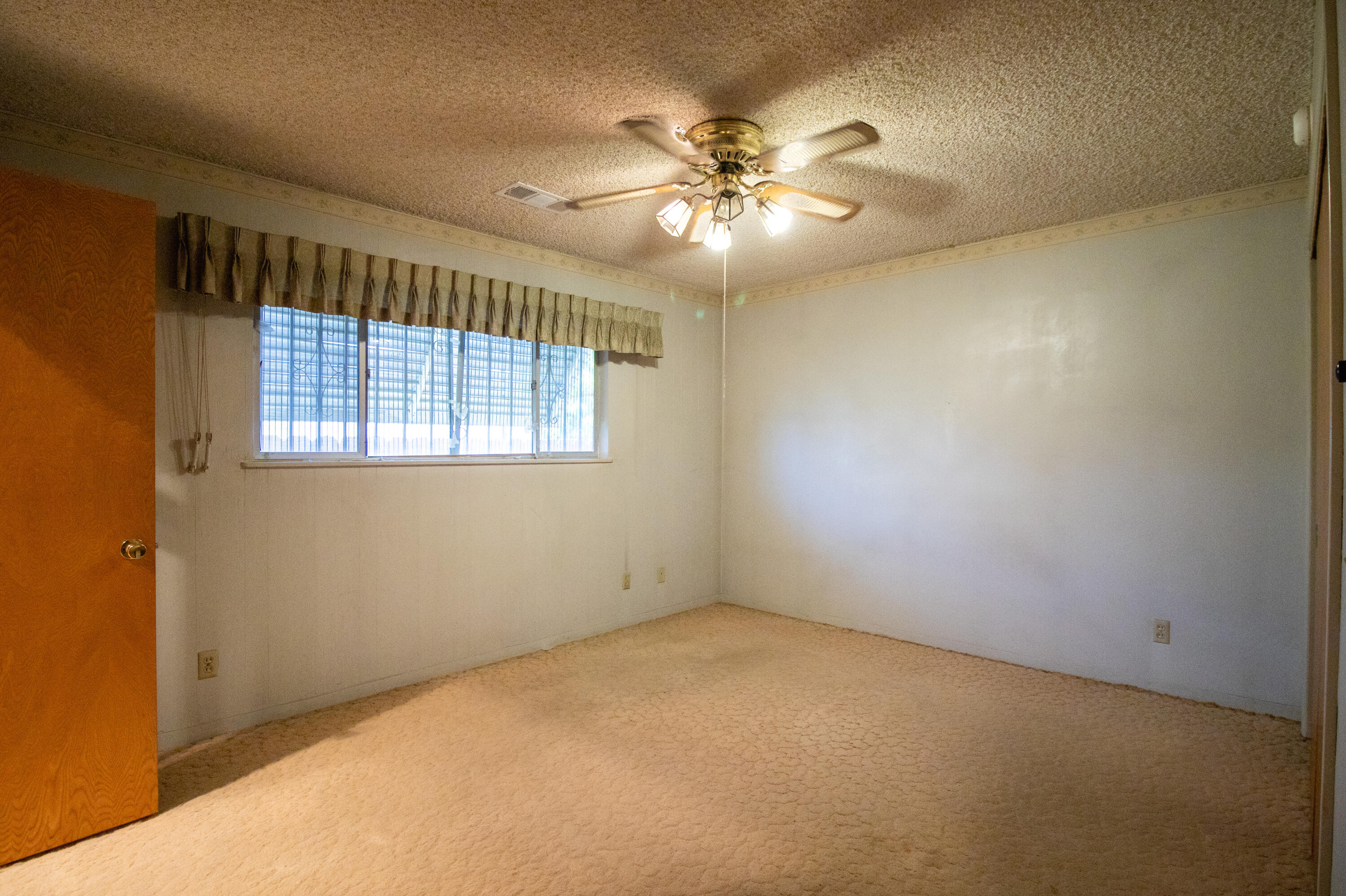 674 W Putnam Ave, Porterville, CA 93257