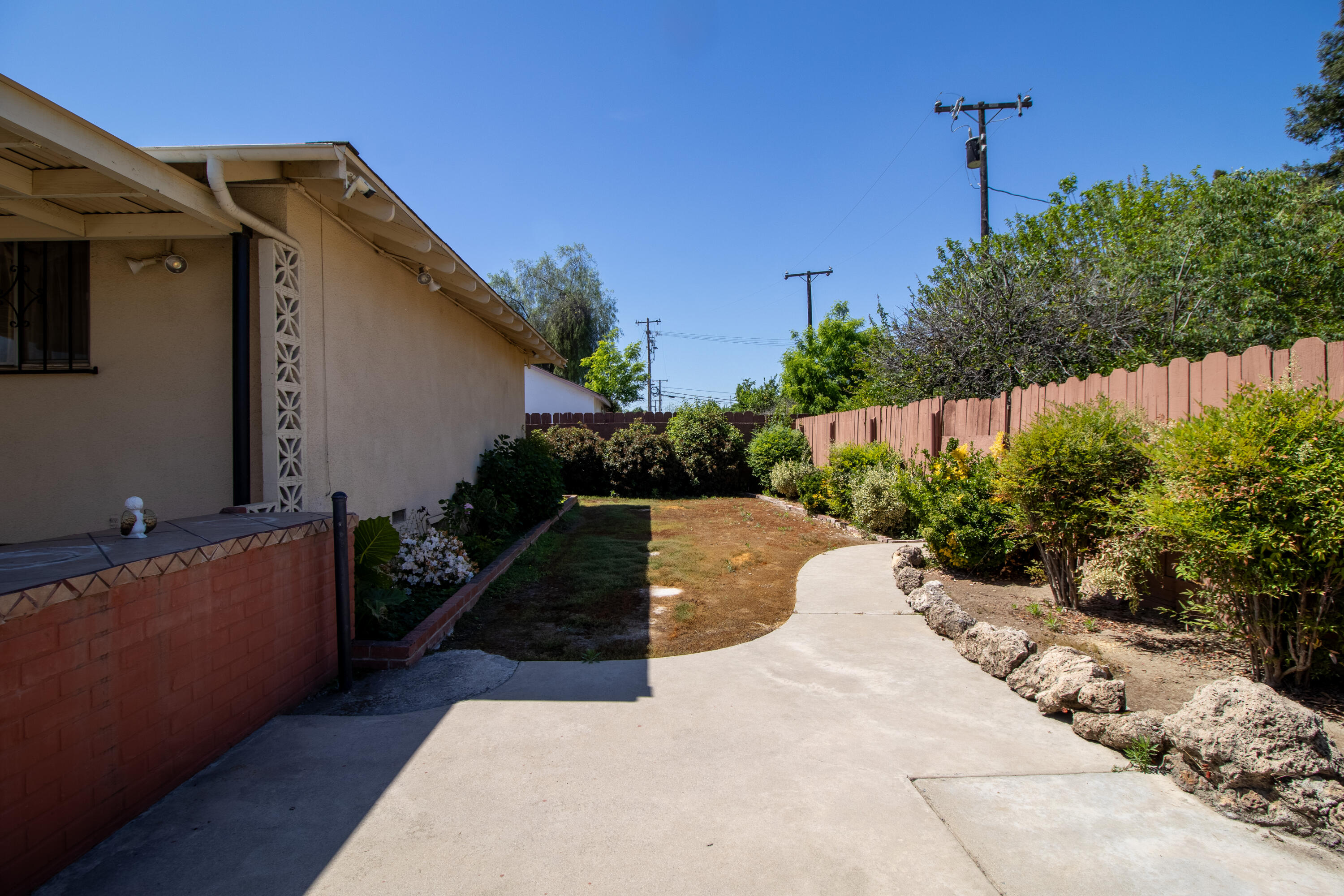 674 W Putnam Ave, Porterville, CA 93257