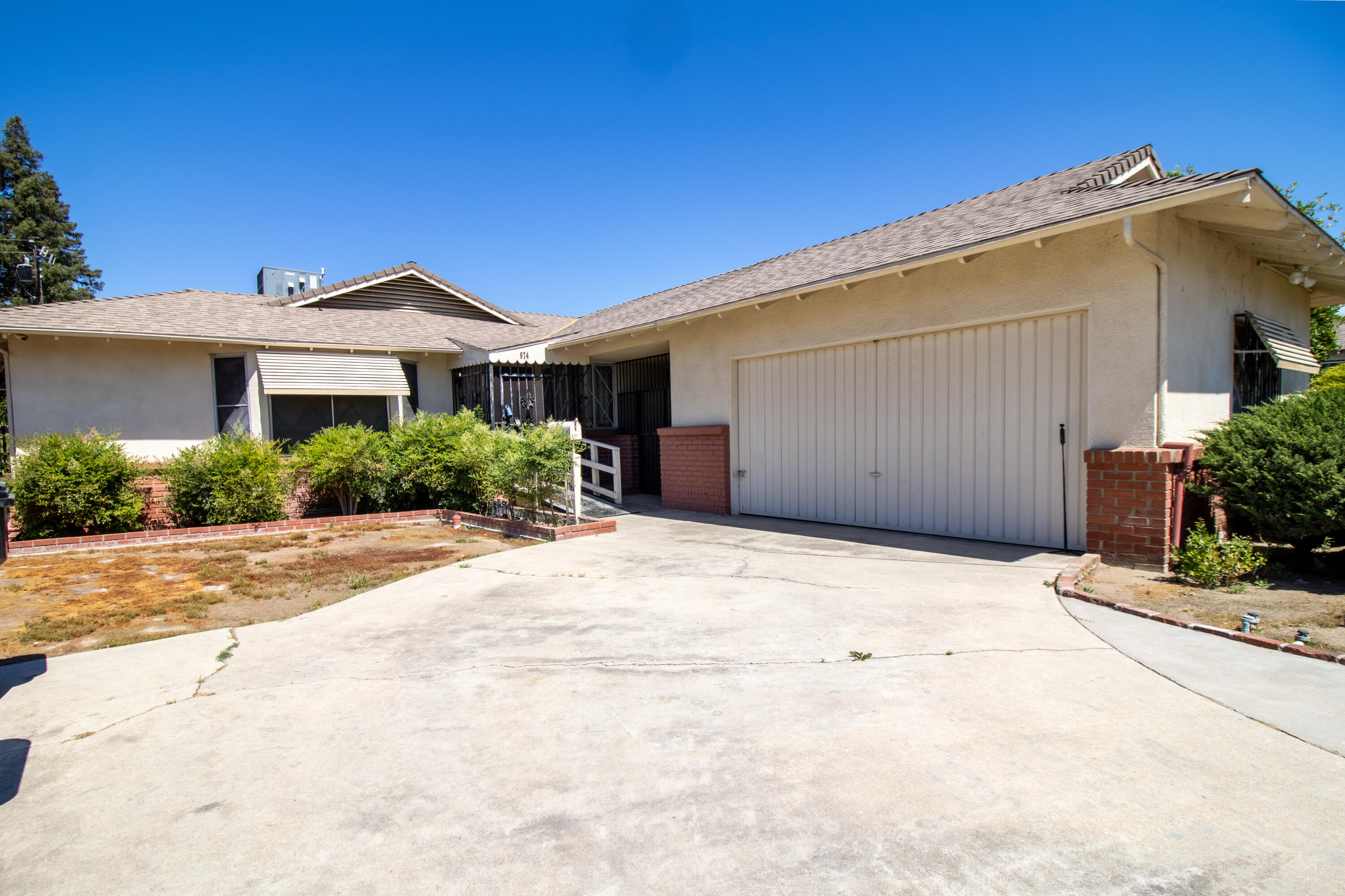 674 W Putnam Ave, Porterville, CA 93257