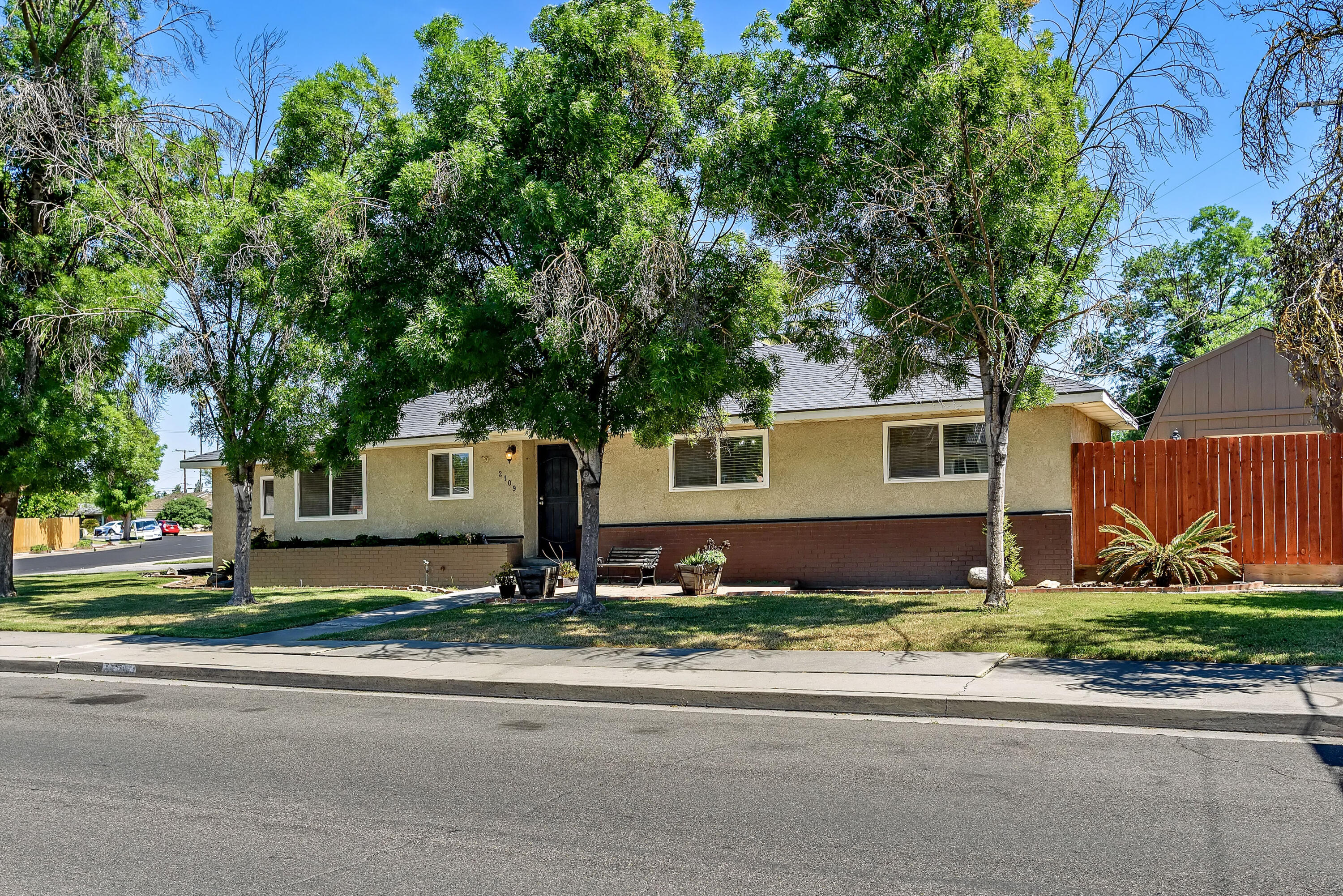 2109 N Kensington Way, Hanford, CA 93230