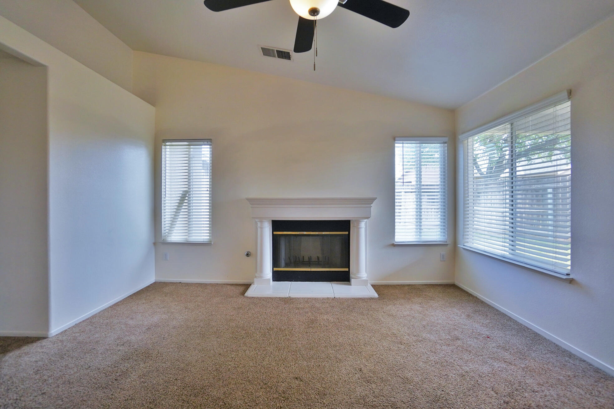 950 Geneva Dr, Lemoore, CA 93245