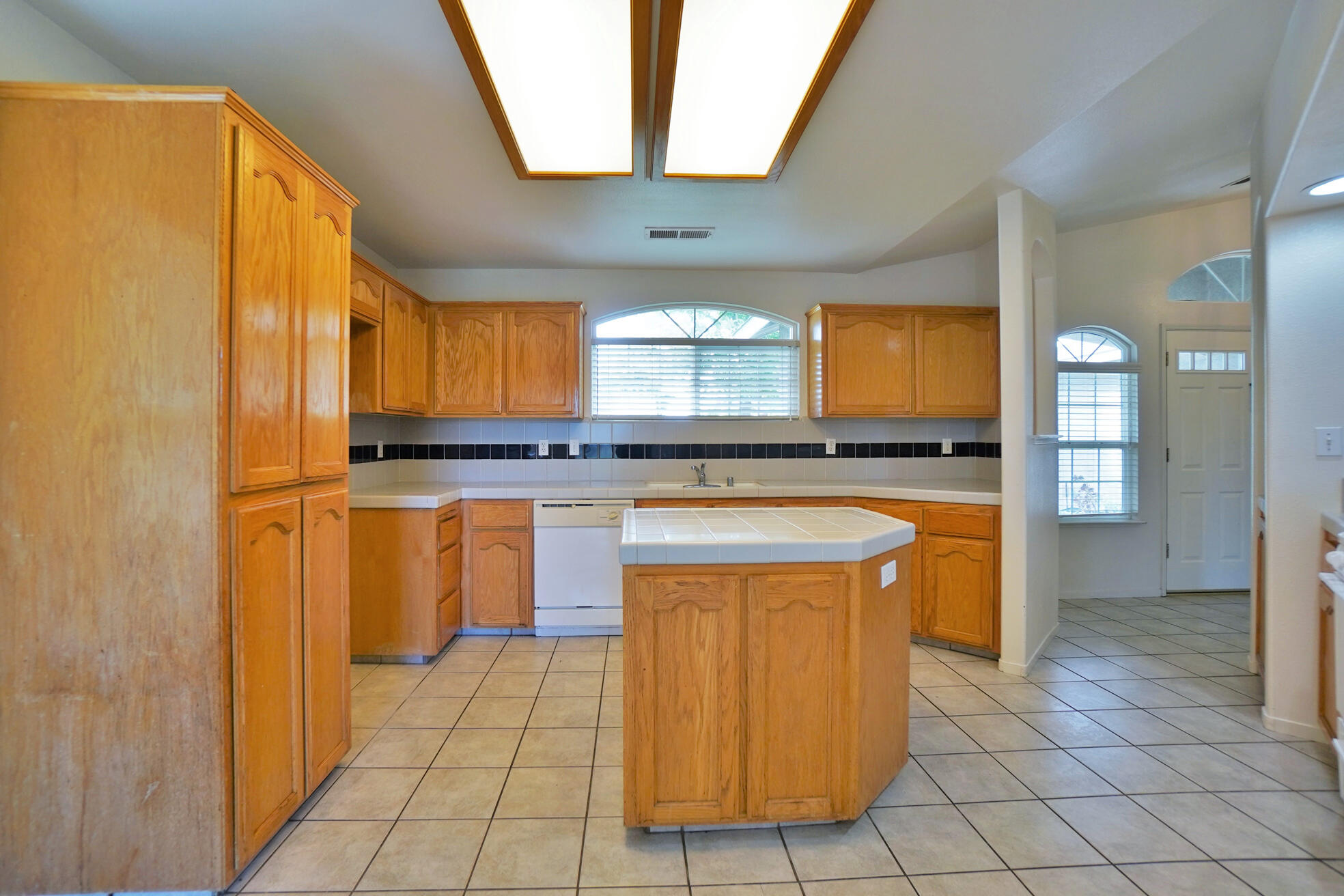 950 Geneva Dr, Lemoore, CA 93245