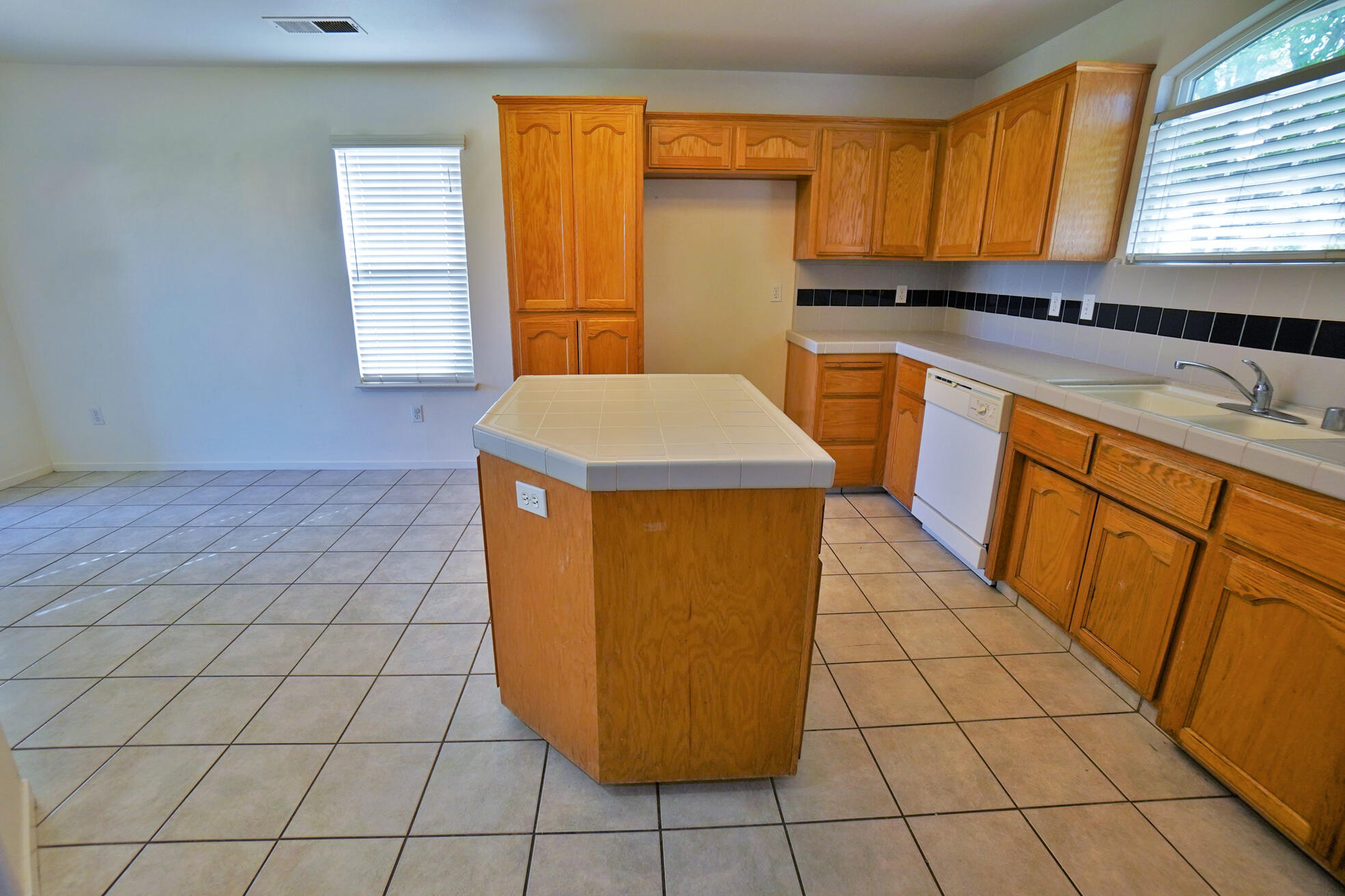 950 Geneva Dr, Lemoore, CA 93245