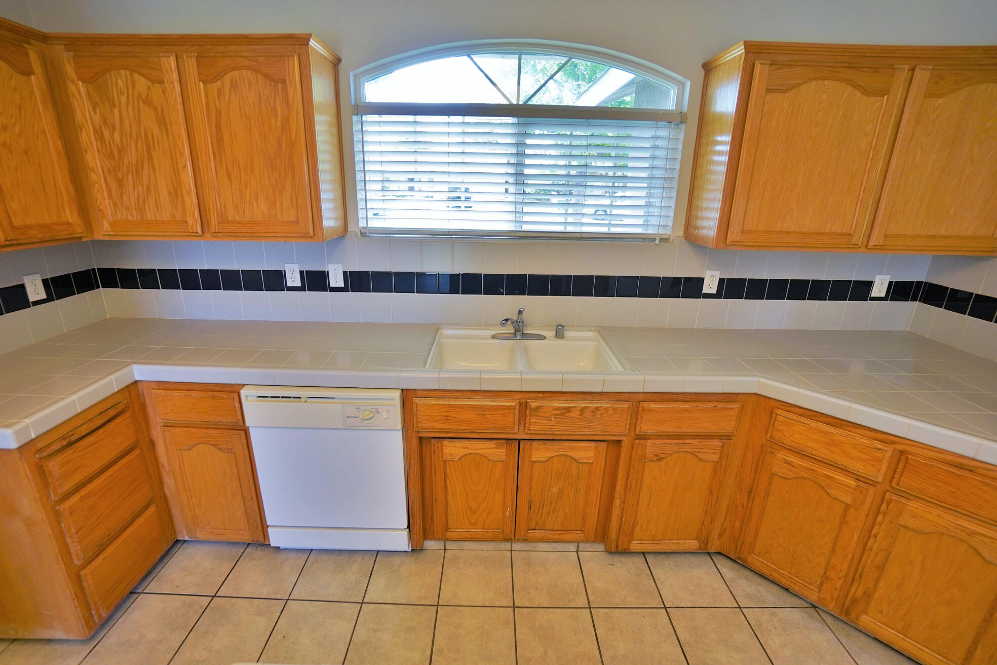 950 Geneva Dr, Lemoore, CA 93245