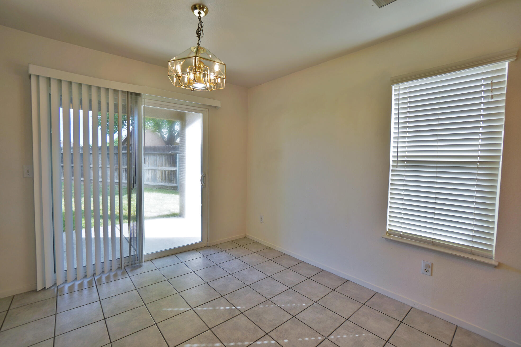 950 Geneva Dr, Lemoore, CA 93245