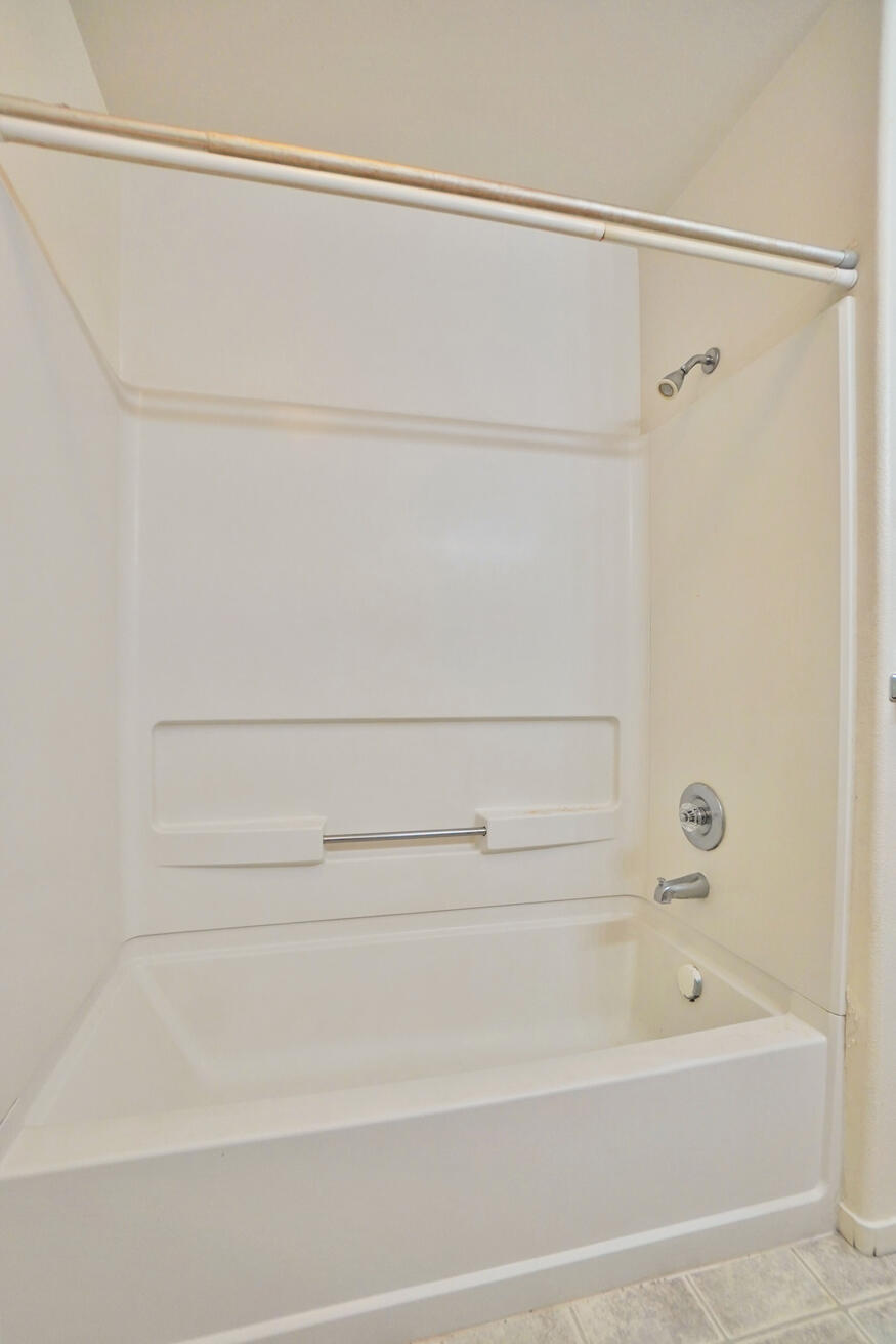 950 Geneva Dr, Lemoore, CA 93245