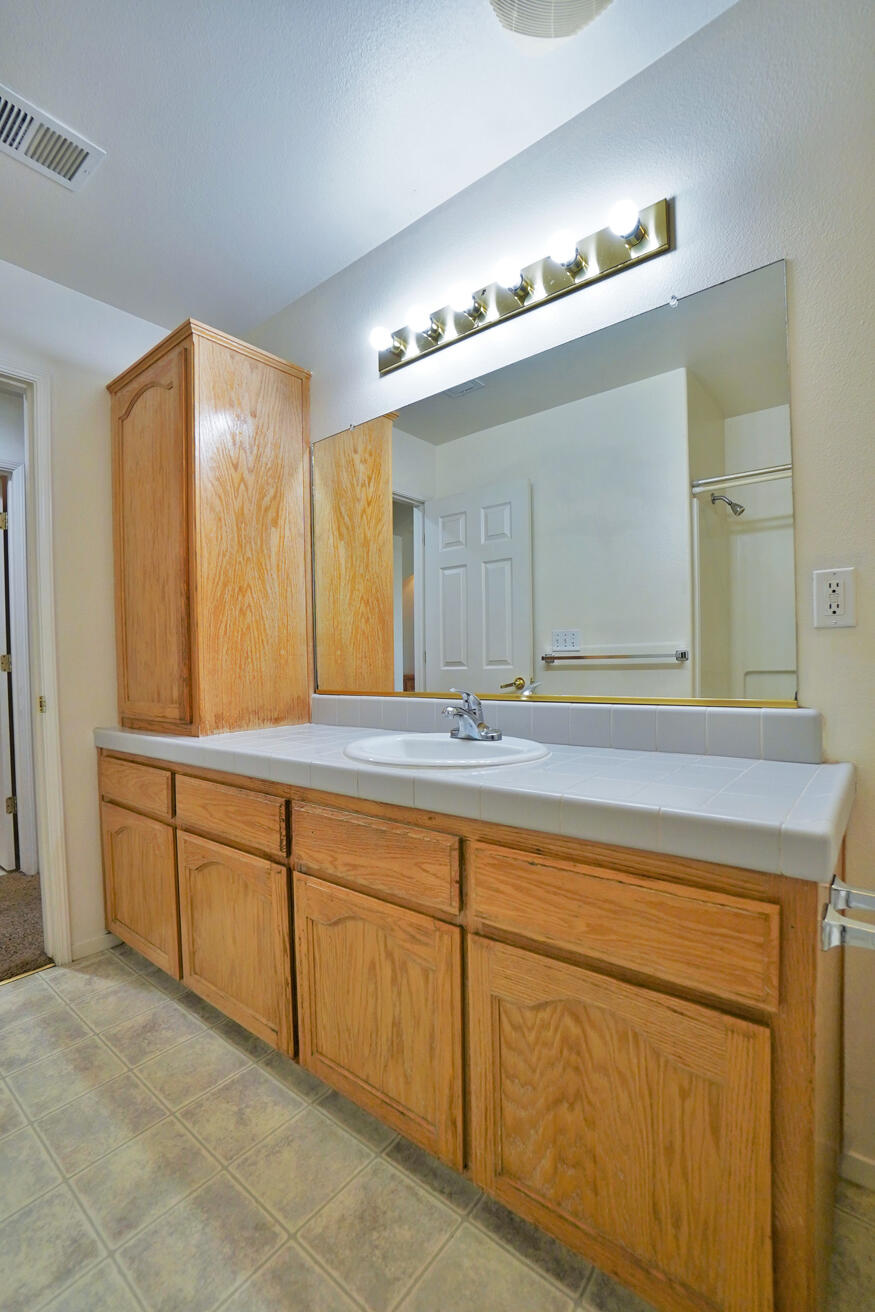 950 Geneva Dr, Lemoore, CA 93245