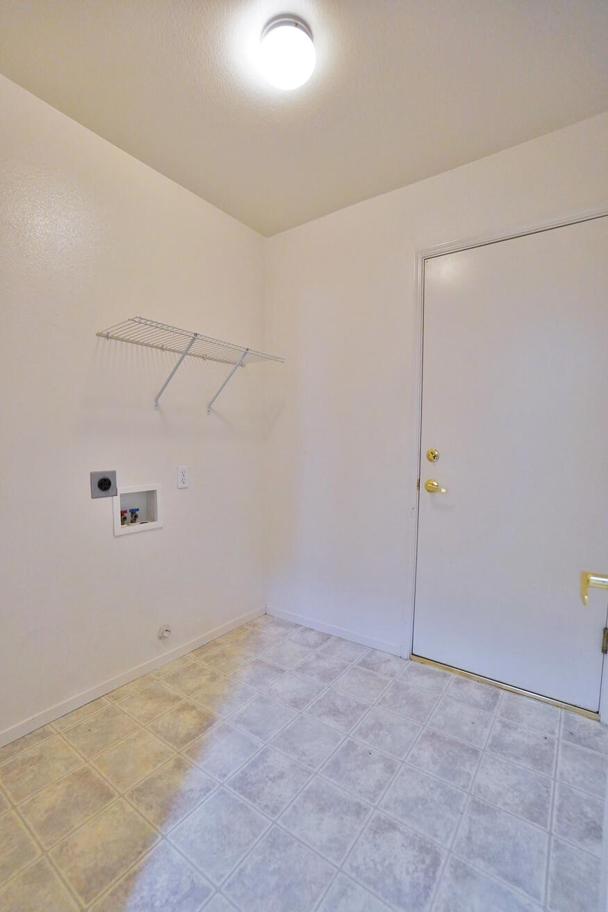 950 Geneva Dr, Lemoore, CA 93245