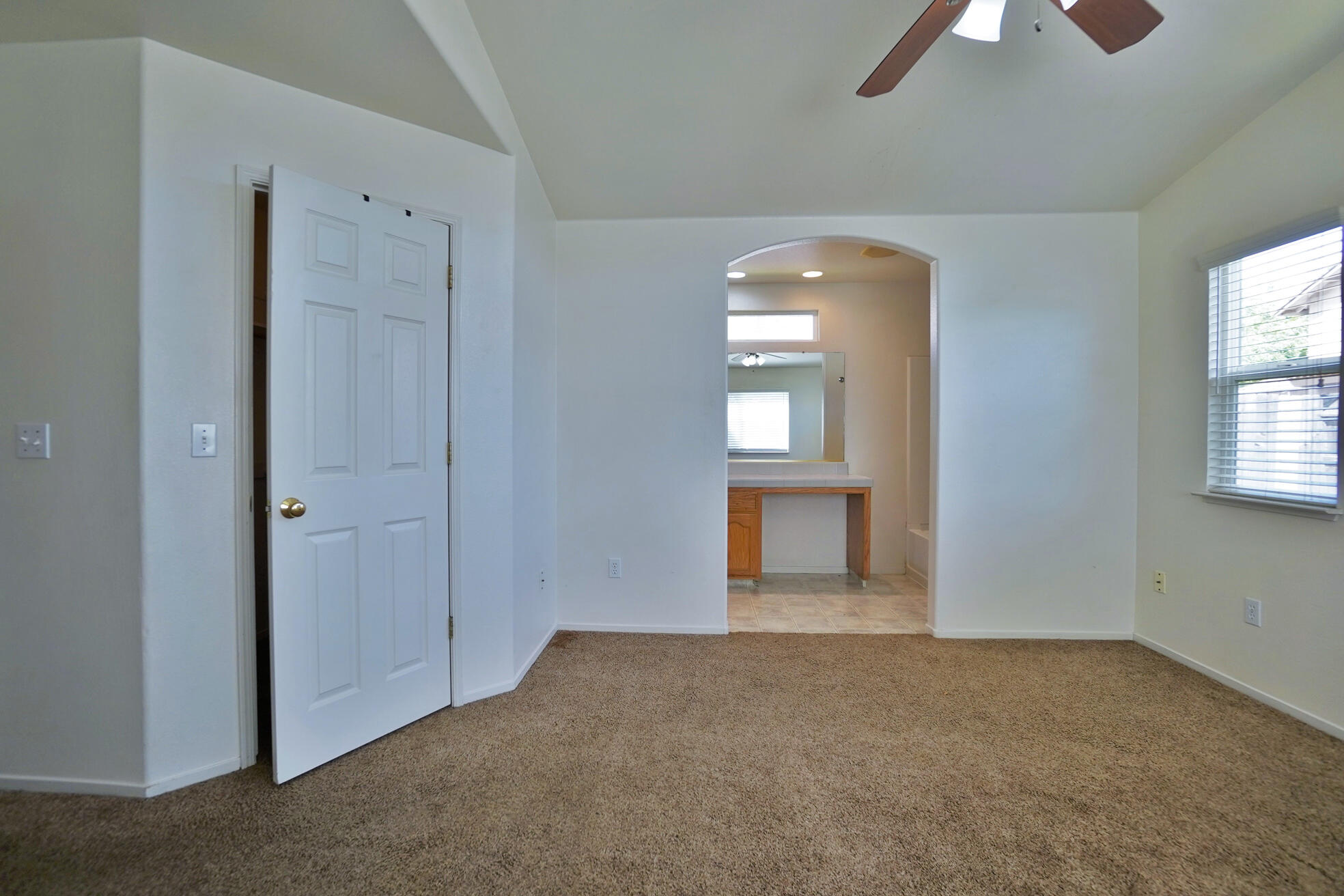 950 Geneva Dr, Lemoore, CA 93245