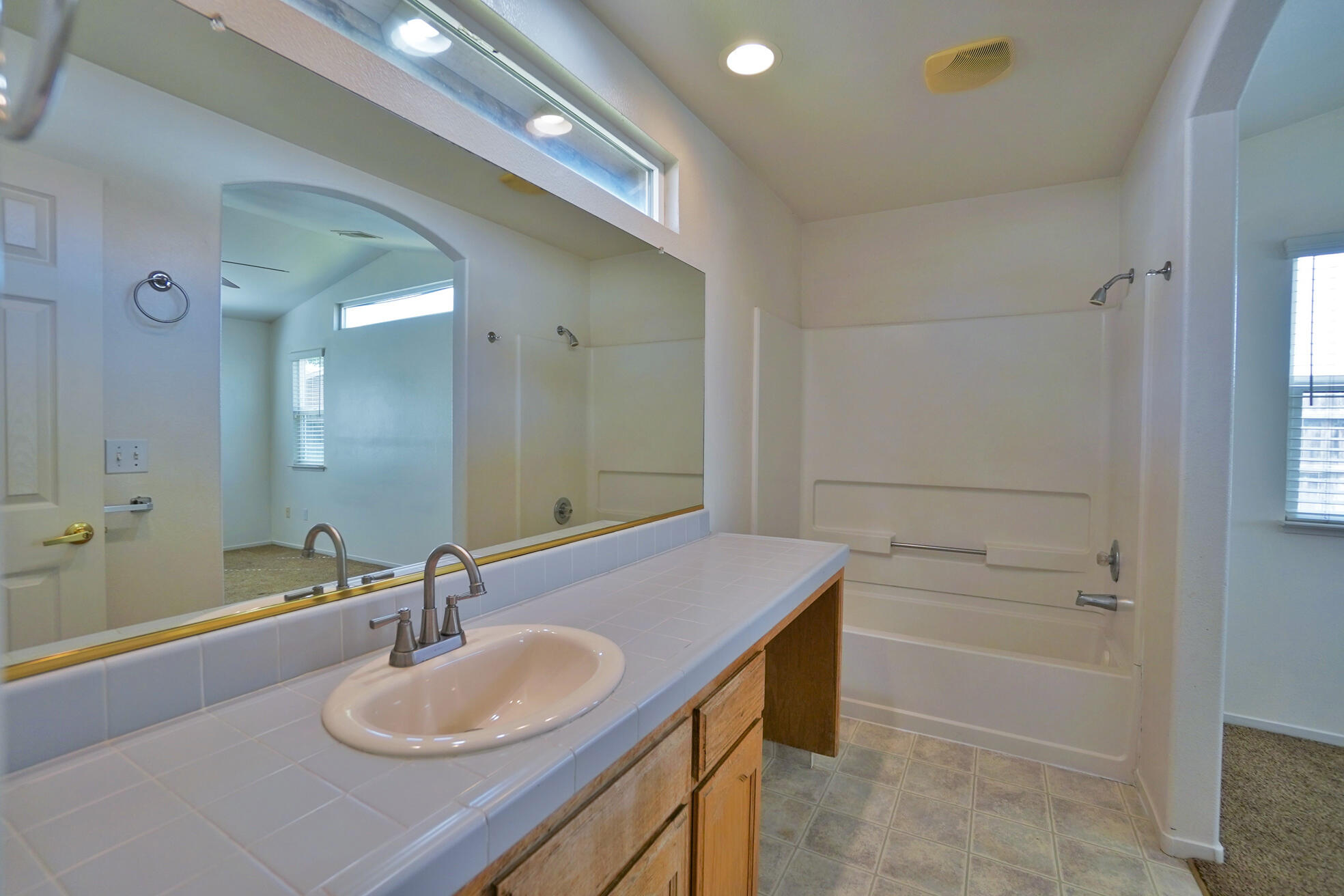 950 Geneva Dr, Lemoore, CA 93245