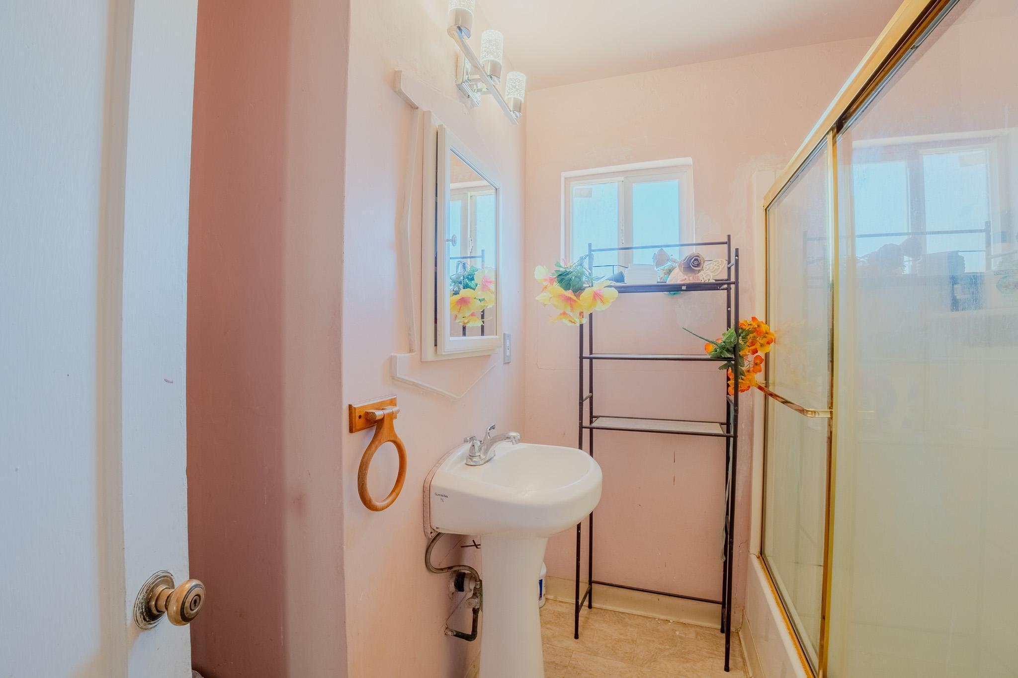 513 E Tulare St, Avenal, CA 93204