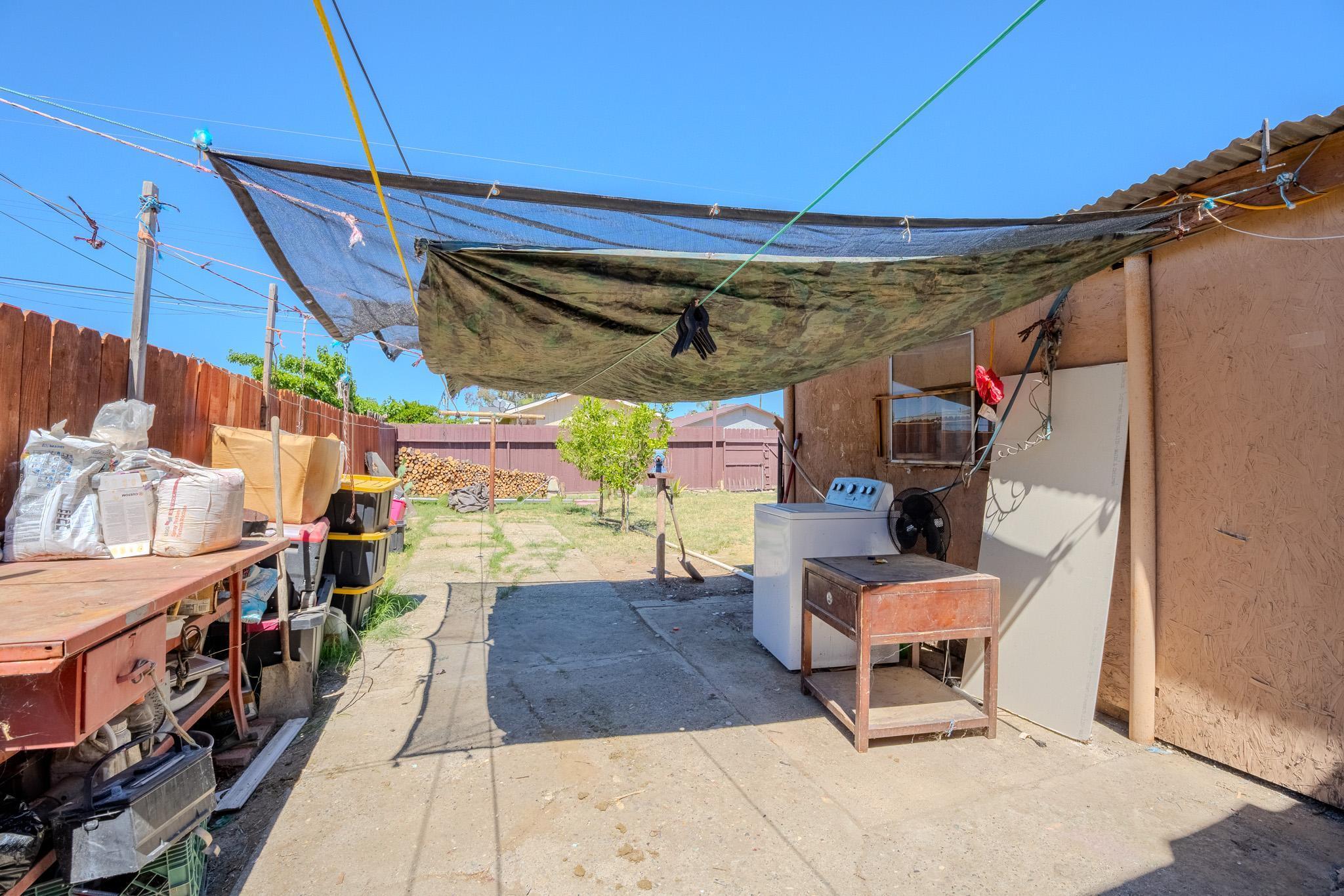 513 E Tulare St, Avenal, CA 93204