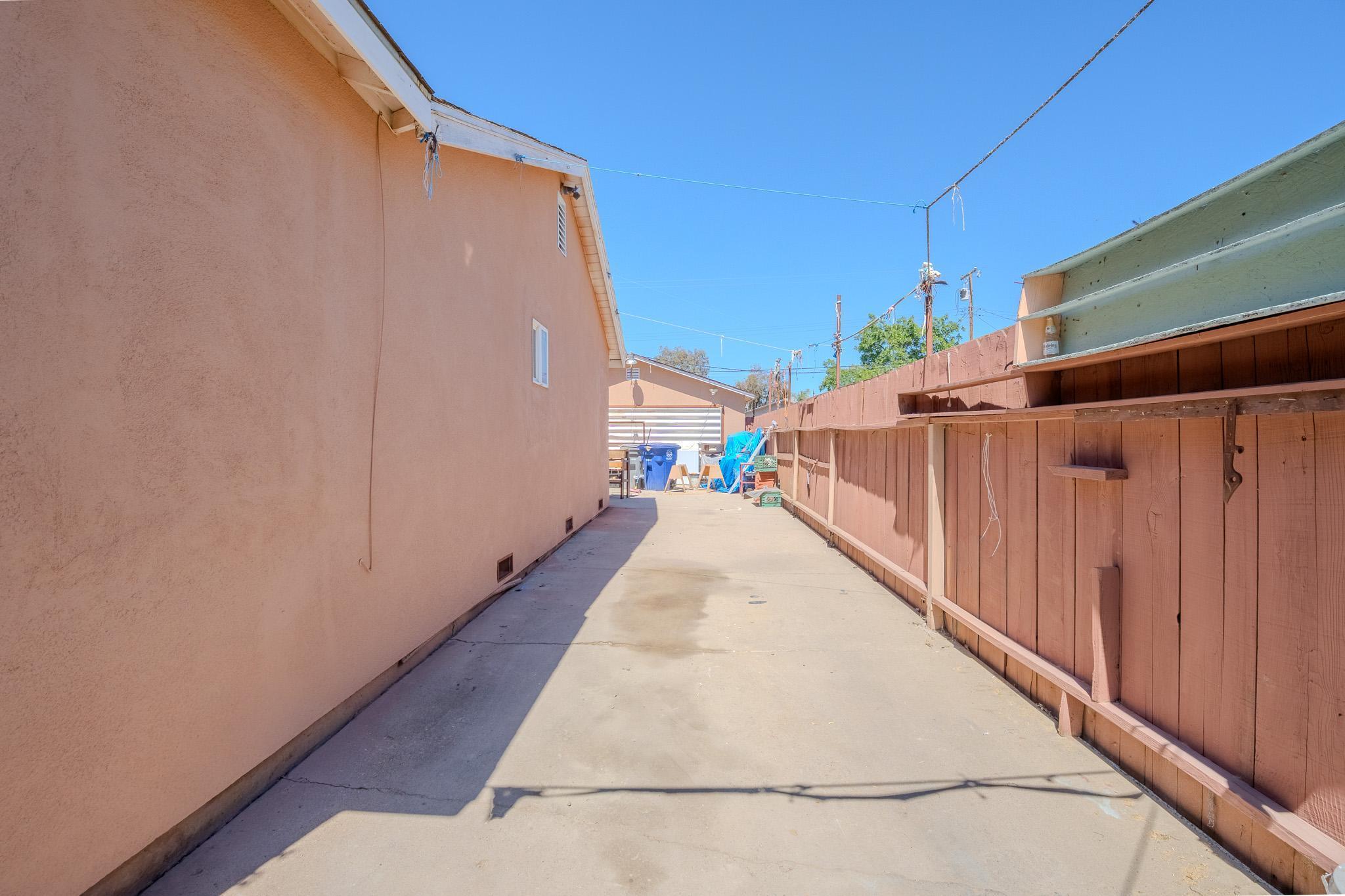 513 E Tulare St, Avenal, CA 93204