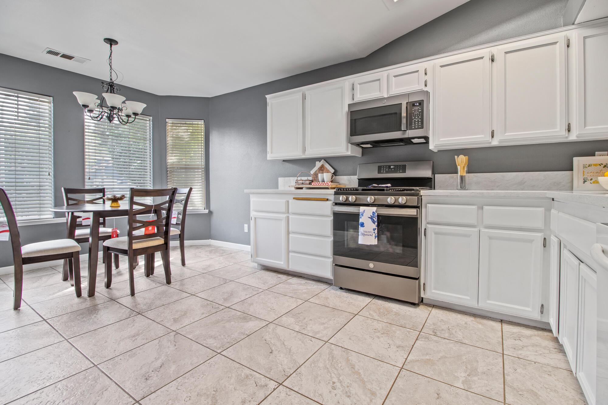 1602 E La Vida Ct, Visalia, CA 93292