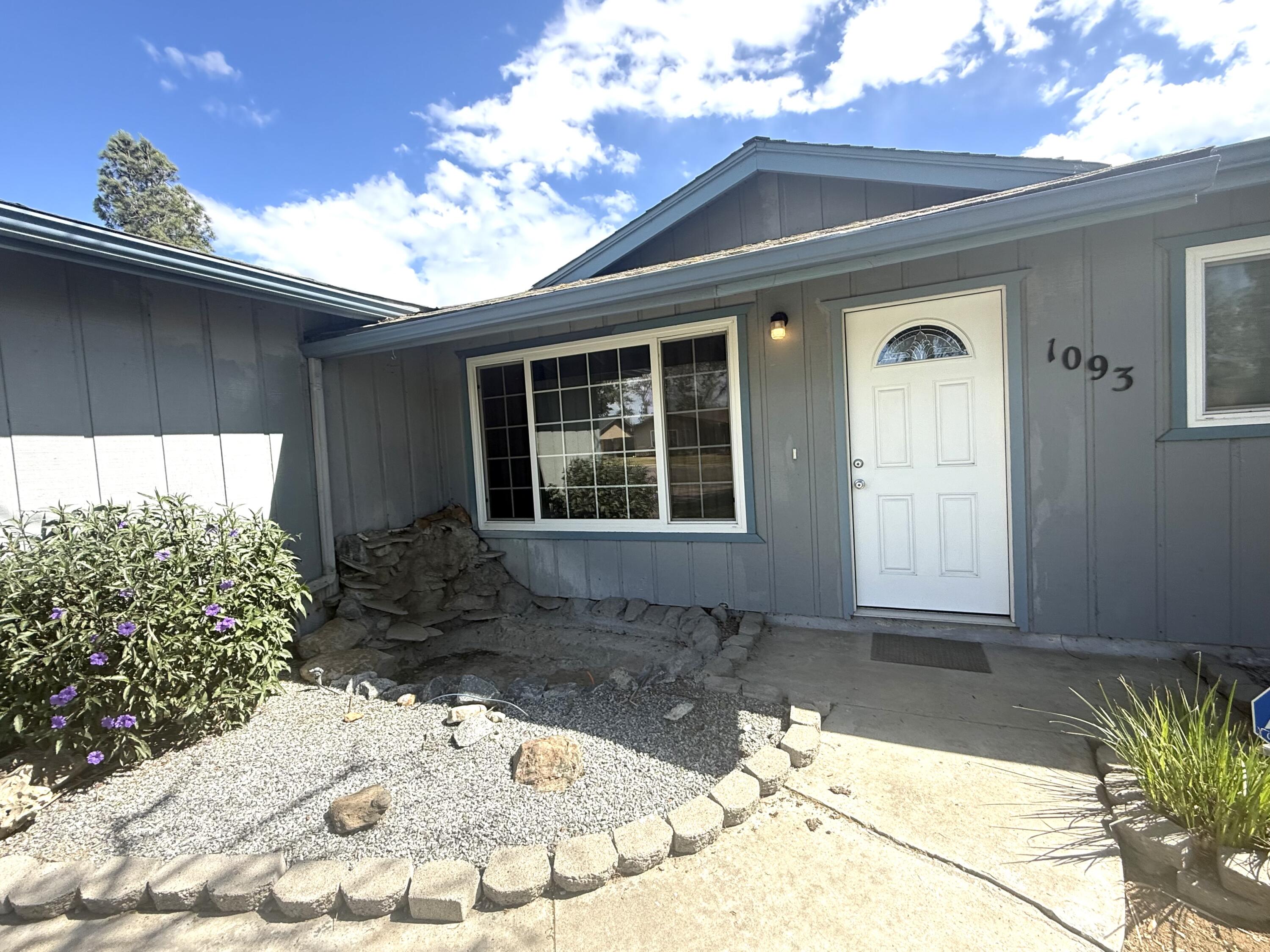 1093 Raymond Rd, Hanford, CA 93230