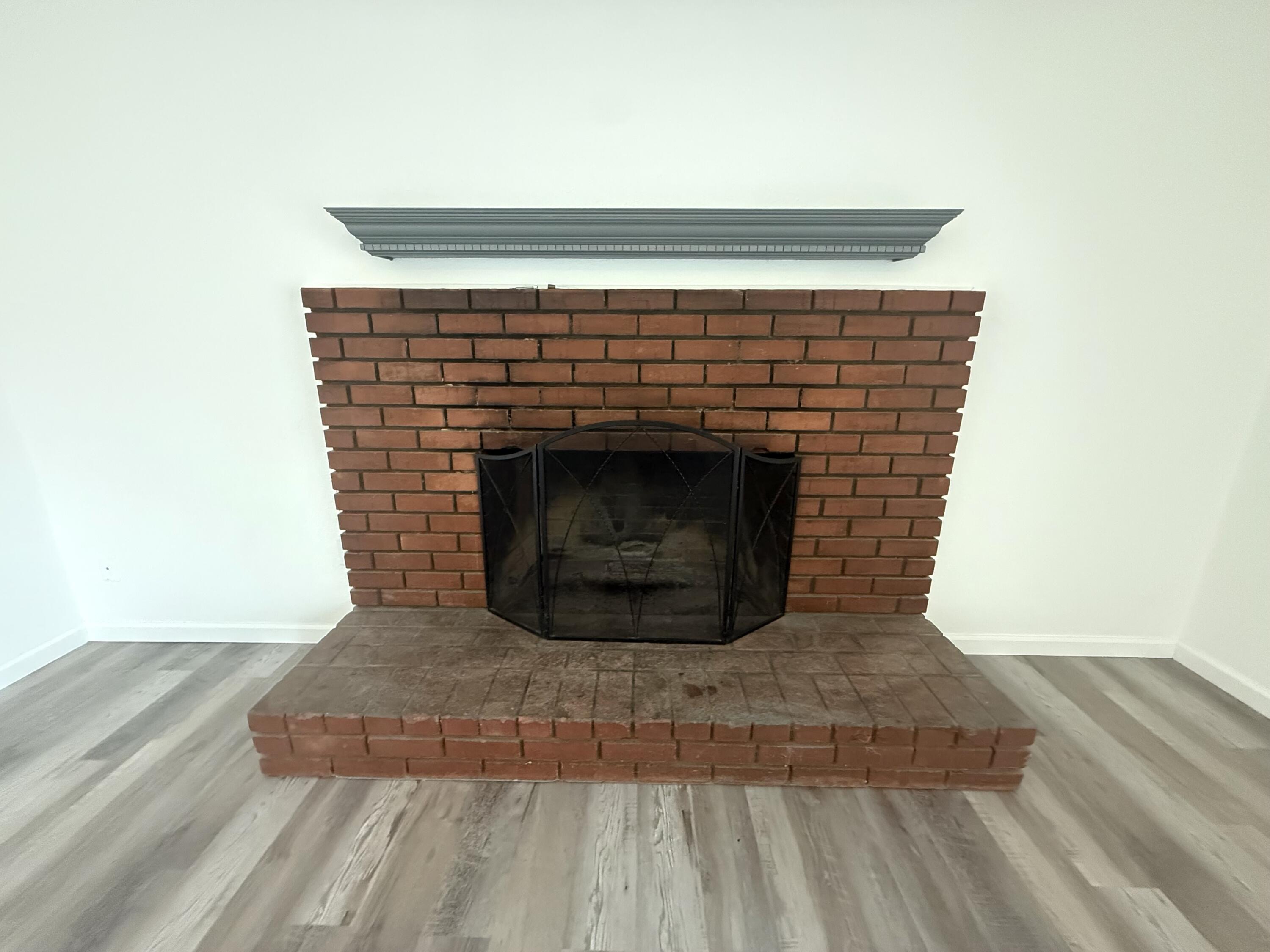 1093 Raymond Rd, Hanford, CA 93230